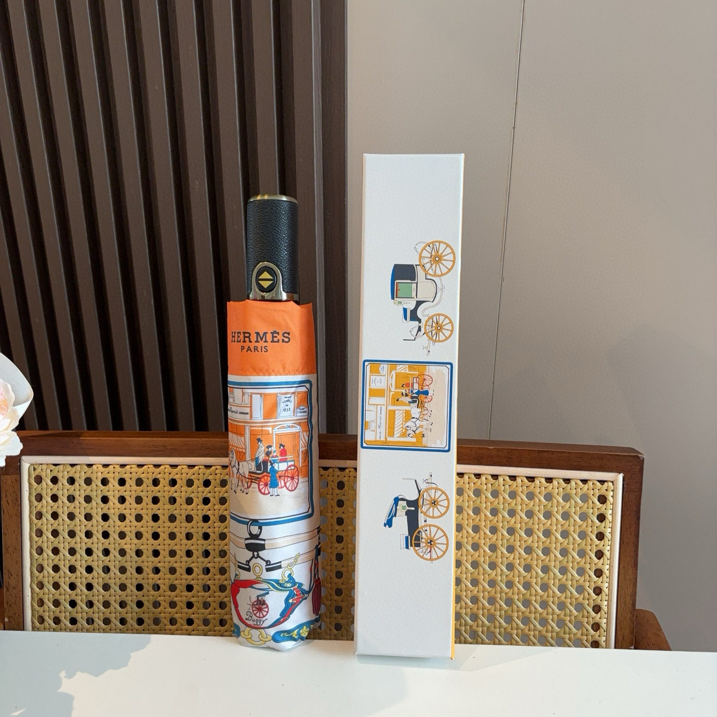 NO:306180,Hermès new model, the best H-home three-fold automatic umbrella is presented with its exquisite craftsmanship and continuous imagination. The new coating technology umbrella cloth brings surprising light-shading effect, which makes sun protection and heat insulation performance better guaranteed. The quality of the umbrella bone determines the quality of an umbrella. The material of the umbrella frame is made of alloy umbrella rods and carbon fiber umbrella bones. It is very tough. The first generation 210T hitting cloth sun protection and water repellent technology blocks the ultraviolet rays directly from the umbrella surface to eliminate summer sunburn. Refreshing travel. Even on rainy days, you can enjoy the most elegant umbrella parasols, umbrellas, umbrellas, umbrellas, umbrellas, umbrellas19860909爱马仕（Hermès）新款 极品H家三折自动伞重磅呈现 以其精湛的工艺技术和源源不断的想像力 新涂层技术伞布 带来令人惊喜的遮光效果 让防晒及隔热性能更优保障 伞骨的好坏 决定一把雨伞品质好坏 伞架材料由合金伞杆 碳纤维伞骨制成 坚韧度非常强 第一代210T碰击布防晒拒水技术 阻隔99直射伞面的紫外线 杜绝夏季晒伤 清爽出行 即使是在下雨的日子里,也能享受最优雅的漫雨伞遮阳伞太阳伞,雨伞,hermes,hermes,umbrellas,accessory