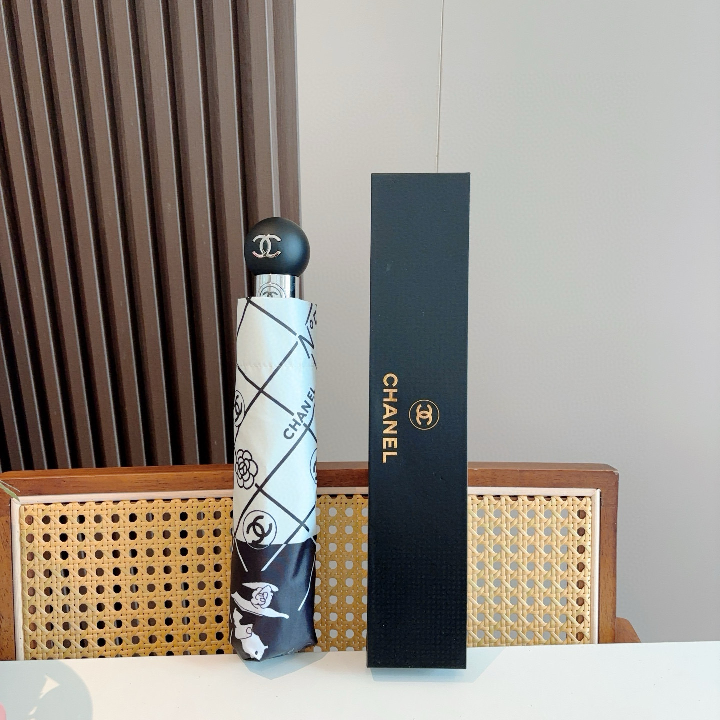 NO:306162,CHANEL 3-fold automatic folding umbrella, fashionable original OEM quality, exquisite details, visible quality, unchanged, pure and gorgeous color!  umbrella parasol sun umbrellas umbrellas umbrellas umbrellas19860909CHANEL香奈儿 三折自动折叠晴雨伞 时尚原单代工品质 细节精致 看得见的品质 打破一成不变 色泽纯正艳丽！雨伞遮阳伞太阳伞,雨伞,chanel,chanel,umbrellas,accessory