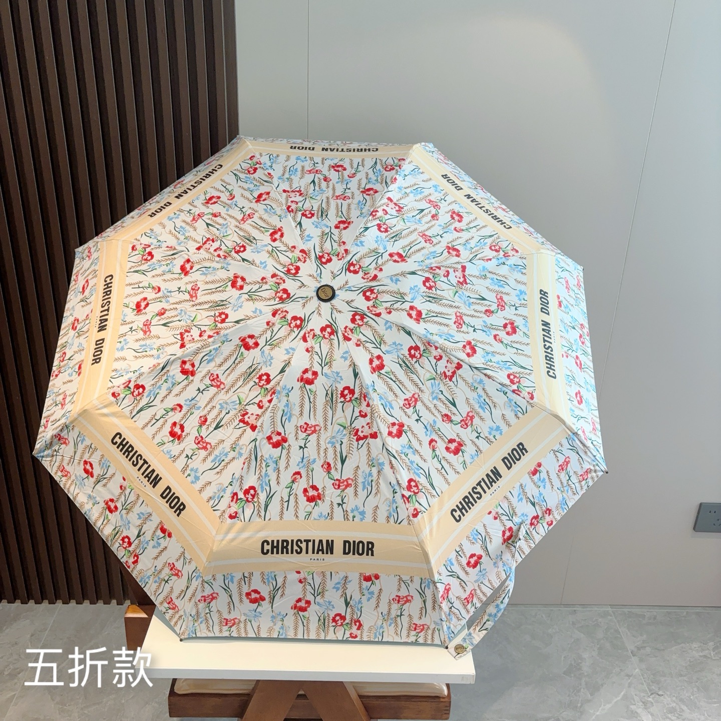  DIOR （迪奥） 五折手开折叠伞 超轻口袋 仅18cm  热卖款 时尚指数爆表 无论晴天雨天使用都相