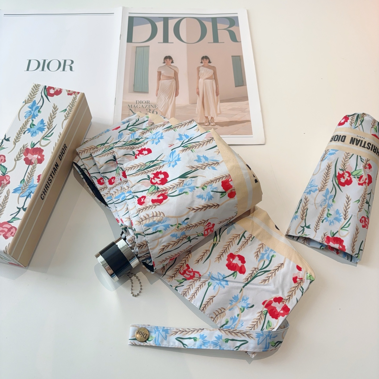  DIOR （迪奥） 五折手开折叠伞 超轻口袋 仅18cm  热卖款 时尚指数爆表 无论晴天雨天使用都相