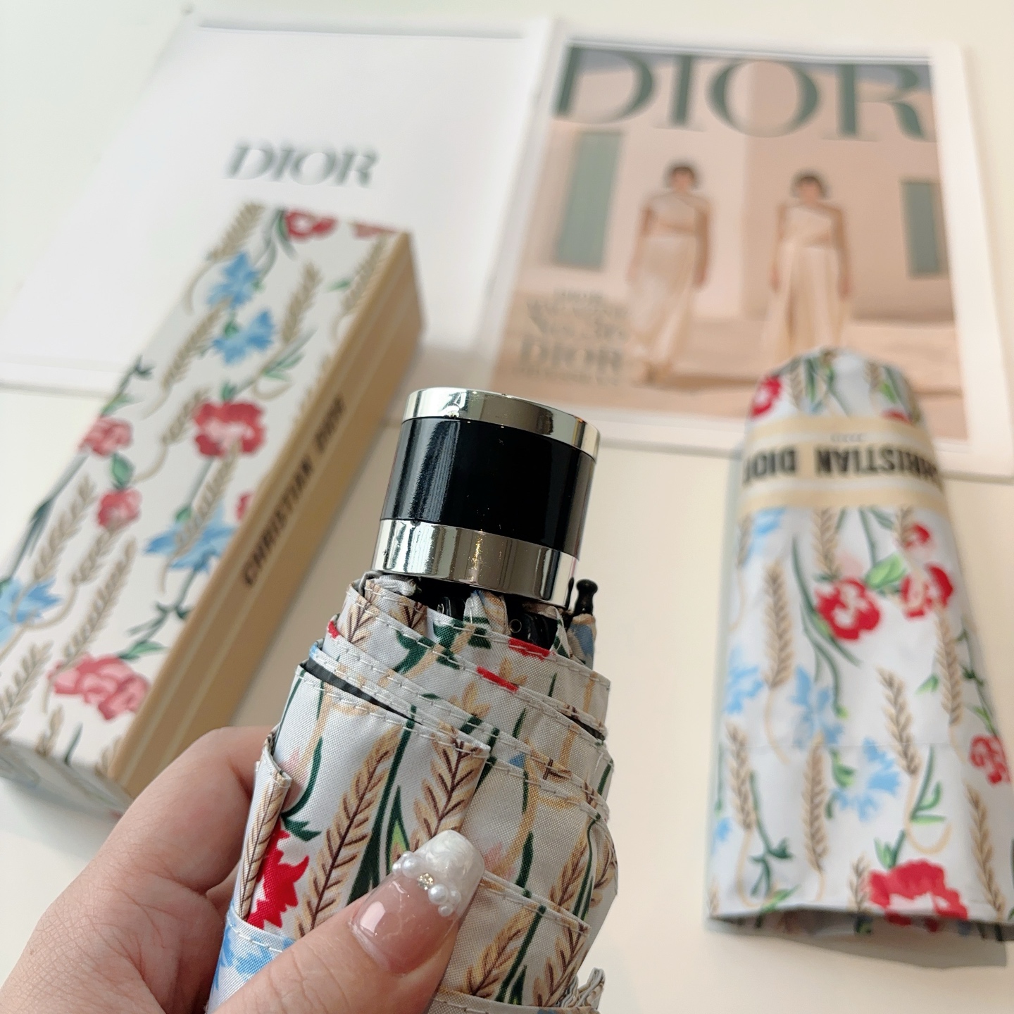  DIOR （迪奥） 五折手开折叠伞 超轻口袋 仅18cm  热卖款 时尚指数爆表 无论晴天雨天使用都相