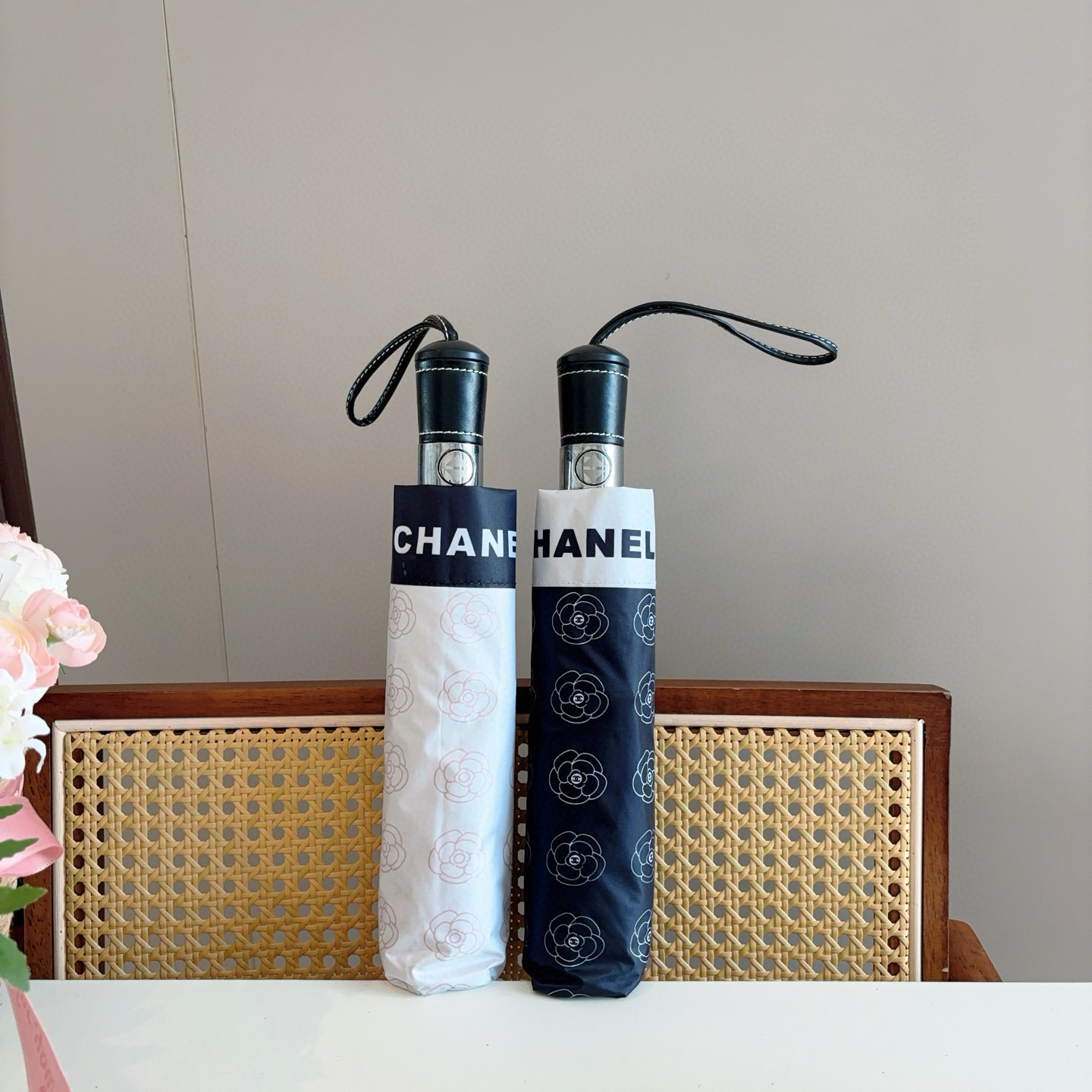 NO:306174,CHANEL (Chanel) three-fold automatic folding umbrella. The design style is elegant and luxurious, and it brings a unique visual effect when you move for the umbrella. It is under the scorching sun and sun, and has exclusive sun protection technology!  The umbrella surface is made of ultra-high density impact cloth, light and water-repellent. It is not afraid of umbrellas, umbrellas, umbrellas, chanels, umbrellas19860909CHANEL（香奈儿）三折自动折叠晴雨伞 集合香奈儿灵魂LOGO为一体的设计风格高雅奢华 带在身上带来独特视觉效果 为伞而动,骄阳烈日下,有独家防晒科技！伞面选用超高密度碰击布 轻盈拒水 刮风下雨不怕不怕雨伞遮阳伞太阳伞,雨伞,chanel,chanel,umbrellas,accessory