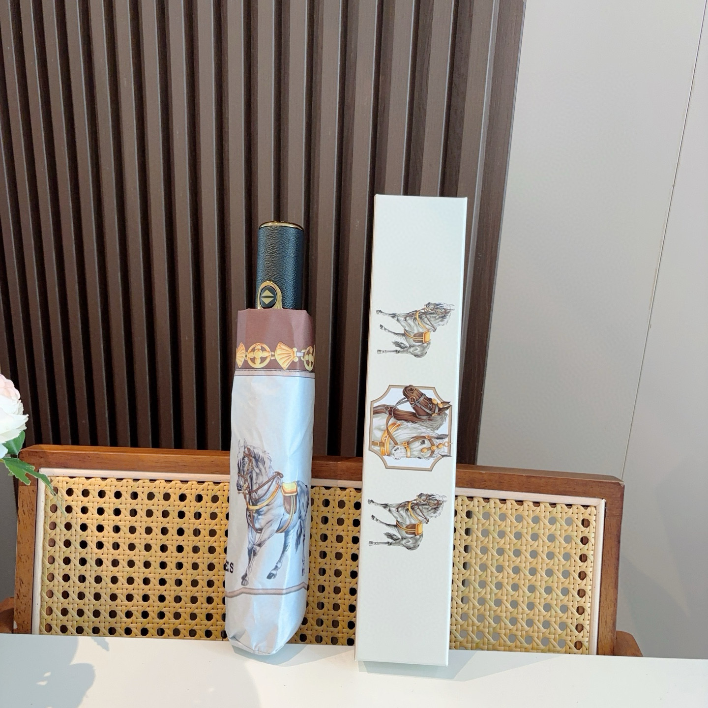 NO:306183,Hermès new model, the best H-home three-fold automatic umbrella is presented with its exquisite craftsmanship and continuous imagination. The new coating technology umbrella cloth brings surprising light-shading effect, which makes sun protection and heat insulation performance better guaranteed. The quality of the umbrella bone determines the quality of an umbrella. The material of the umbrella frame is made of alloy umbrella rods and carbon fiber umbrella bones. It is very tough. The first generation 210T hitting cloth sun protection and water repellent technology blocks the ultraviolet rays directly from the umbrella surface to eliminate summer sunburn. Refreshing travel. Even on rainy days, you can enjoy the most elegant walk. Umbrellas, umbrellas, umbrellas, umbrellas, umbrellas19860909爱马仕（Hermès）新款 极品H家三折自动伞重磅呈现 以其精湛的工艺技术和源源不断的想像力 新涂层技术伞布 带来令人惊喜的遮光效果 让防晒及隔热性能更优保障 伞骨的好坏 决定一把雨伞品质好坏 伞架材料由合金伞杆 碳纤维伞骨制成 坚韧度非常强 第一代210T碰击布防晒拒水技术 阻隔99直射伞面的紫外线 杜绝夏季晒伤 清爽出行 即使是在下雨的日子里,也能享受最优雅的漫步雨伞遮阳伞太阳伞,雨伞,hermes,hermes,umbrellas,accessory