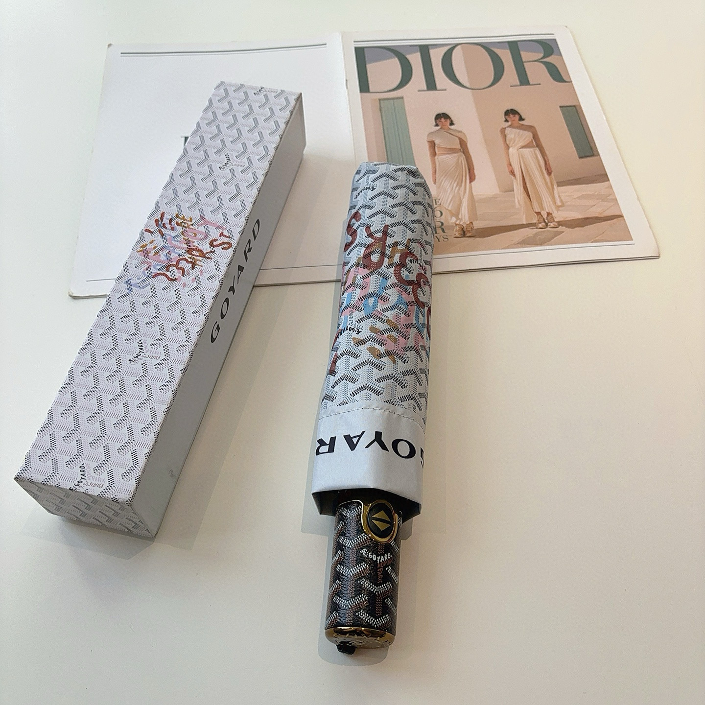 NO:306187,Goyard Goya 3-fold automatic folding umbrellas Hot sale models Fashion index is very popular, whether it is sunny or rainy, it complements each other, have it feels the wind passing through the body, leaving a refreshing fragrance, a must-have for fashion experts. Original single OEM quality, imported from Taiwan UV UV umbrella surface, ultralight aluminum alloy umbrella bone, whether it is umbrella surface, umbrella handle and umbrella bone, all of which are lighter materials, thus reducing the weight-bearing feeling in the bag and easier to carry. The style is distinctive, full of unique beauty umbrella parasol sun umbrellas, umbrellas19860909Goyard戈雅 三折自动折叠伞 热卖款 时尚指数爆表 不论晴天雨天使用都相得益彰 拥有它感受风从身体经过的感觉 留下沁人的芬芳 时尚达人必备哦 原单代工级品质,台湾进口UV防紫外线伞面,超轻铝合金伞骨,无论是伞面还是伞把与伞骨,都选用更加轻盈的材质,从而减少了放在包包里的负重感,更易携带 风格鲜明 充满了独特的美感雨伞遮阳伞太阳伞,雨伞,umbrellas,accessory