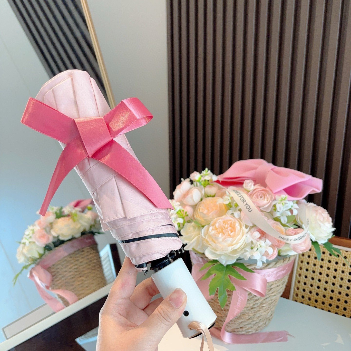 NO:306178,CHANEL bow, three-fold automatic folding umbrella, a design style that integrates Chanel soul LOGO, elegant and luxurious, brings a unique visual effect on the body, moving for the umbrella, under the scorching sun, there is exclusive sun protection technology!  The umbrella surface is made of ultra-high density impact cloth, light and water-repellent. It is not afraid of umbrellas, umbrellas, umbrellas, chanels, umbrellas19860909CHANEL（香奈儿）蝴蝶结 三折自动折叠晴雨伞 集合香奈儿灵魂LOGO为一体的设计风格高雅奢华 带在身上带来独特视觉效果 为伞而动,骄阳烈日下,有独家防晒科技！伞面选用超高密度碰击布 轻盈拒水 刮风下雨不怕不怕雨伞遮阳伞太阳伞,雨伞,chanel,chanel,umbrellas,accessory