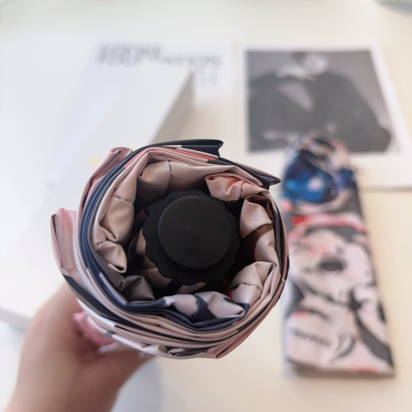 CHANEL（香奈儿）三折自动折叠晴雨伞 集合香奈儿灵魂LOGO为一体的设计风格高雅奢华 带在身上带来独