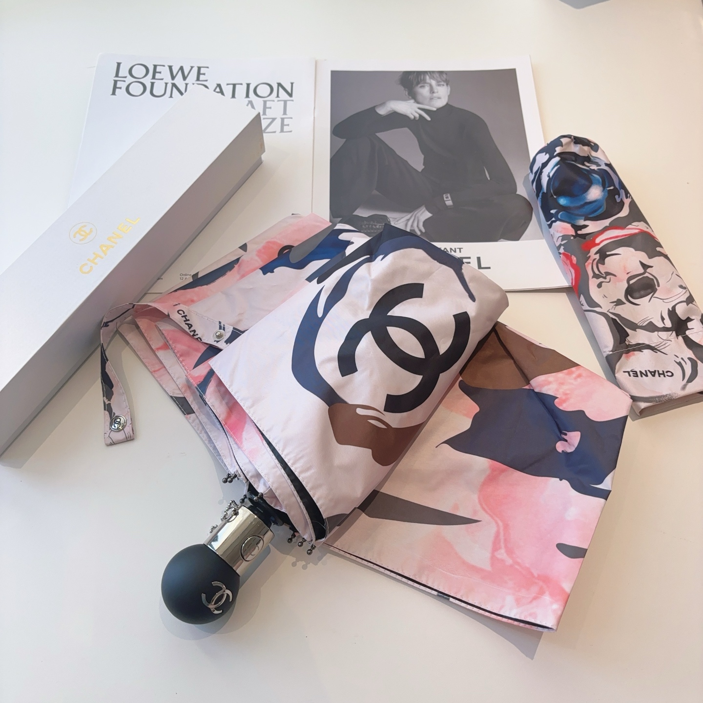 CHANEL（香奈儿）三折自动折叠晴雨伞 集合香奈儿灵魂LOGO为一体的设计风格高雅奢华 带在身上带来独