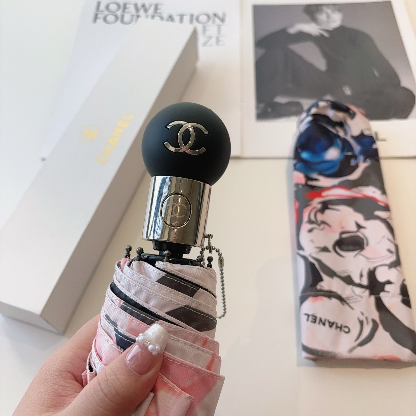 CHANEL（香奈儿）三折自动折叠晴雨伞 集合香奈儿灵魂LOGO为一体的设计风格高雅奢华 带在身上带来独