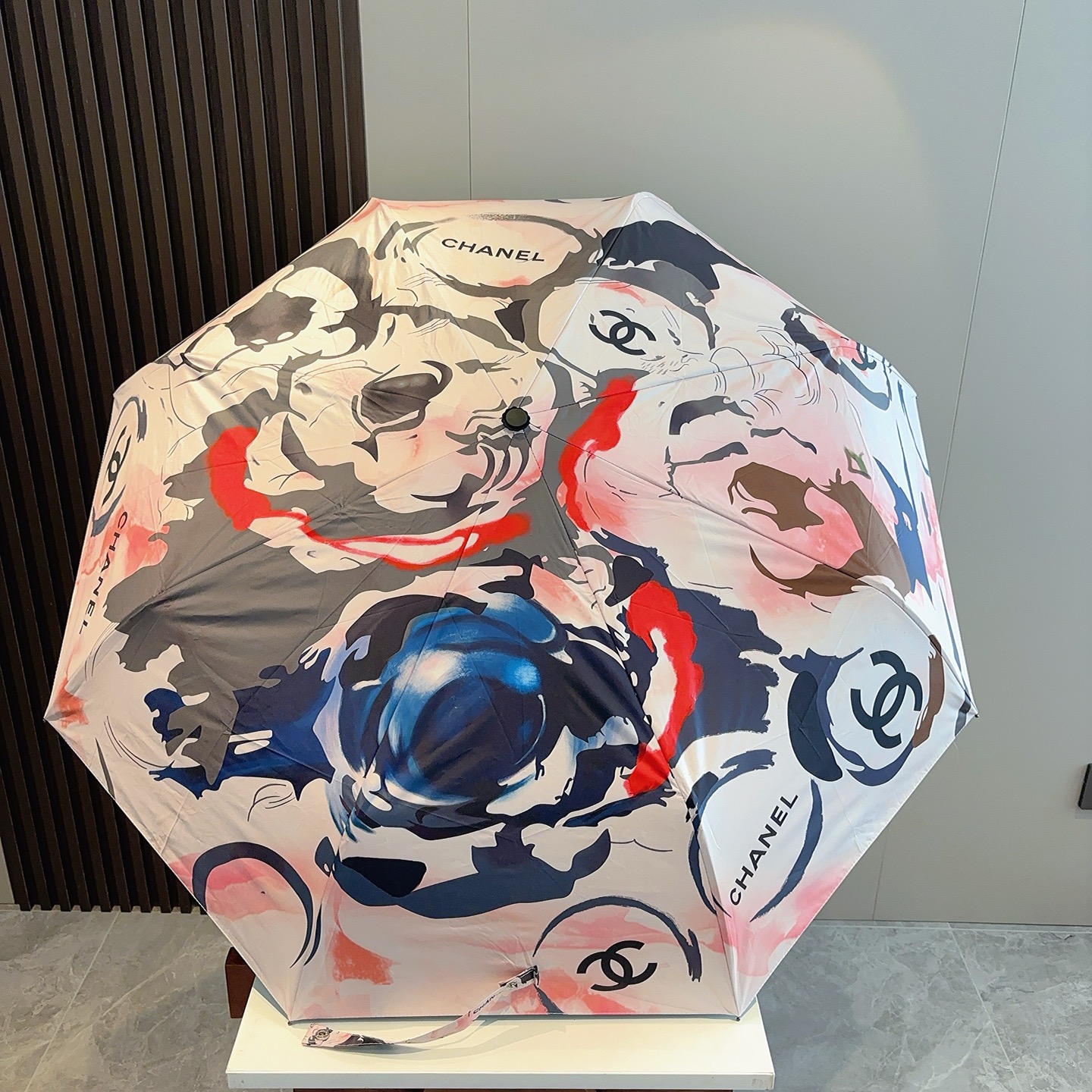 CHANEL（香奈儿）三折自动折叠晴雨伞 集合香奈儿灵魂LOGO为一体的设计风格高雅奢华 带在身上带来独