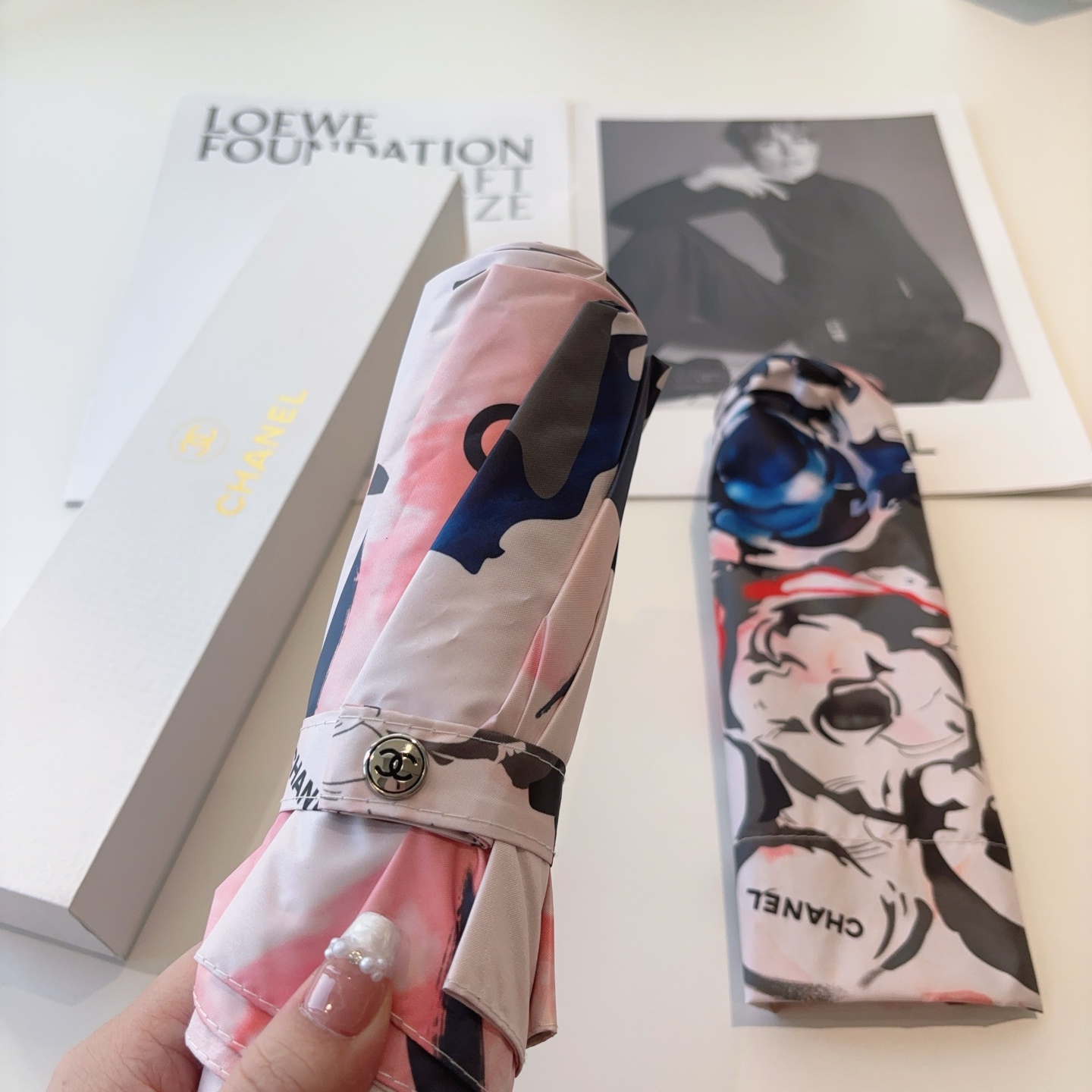 CHANEL（香奈儿）三折自动折叠晴雨伞 集合香奈儿灵魂LOGO为一体的设计风格高雅奢华 带在身上带来独