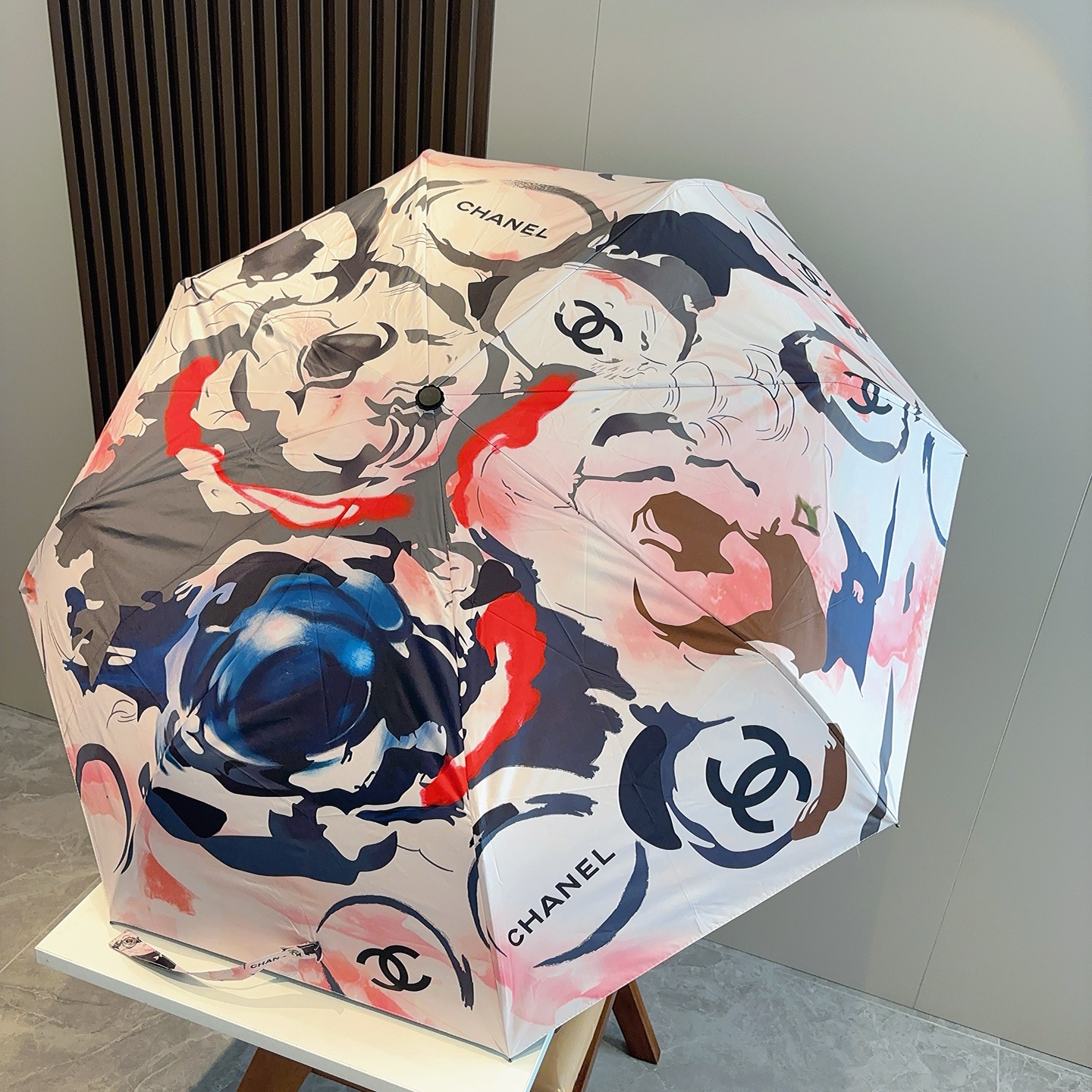 CHANEL（香奈儿）三折自动折叠晴雨伞 集合香奈儿灵魂LOGO为一体的设计风格高雅奢华 带在身上带来独