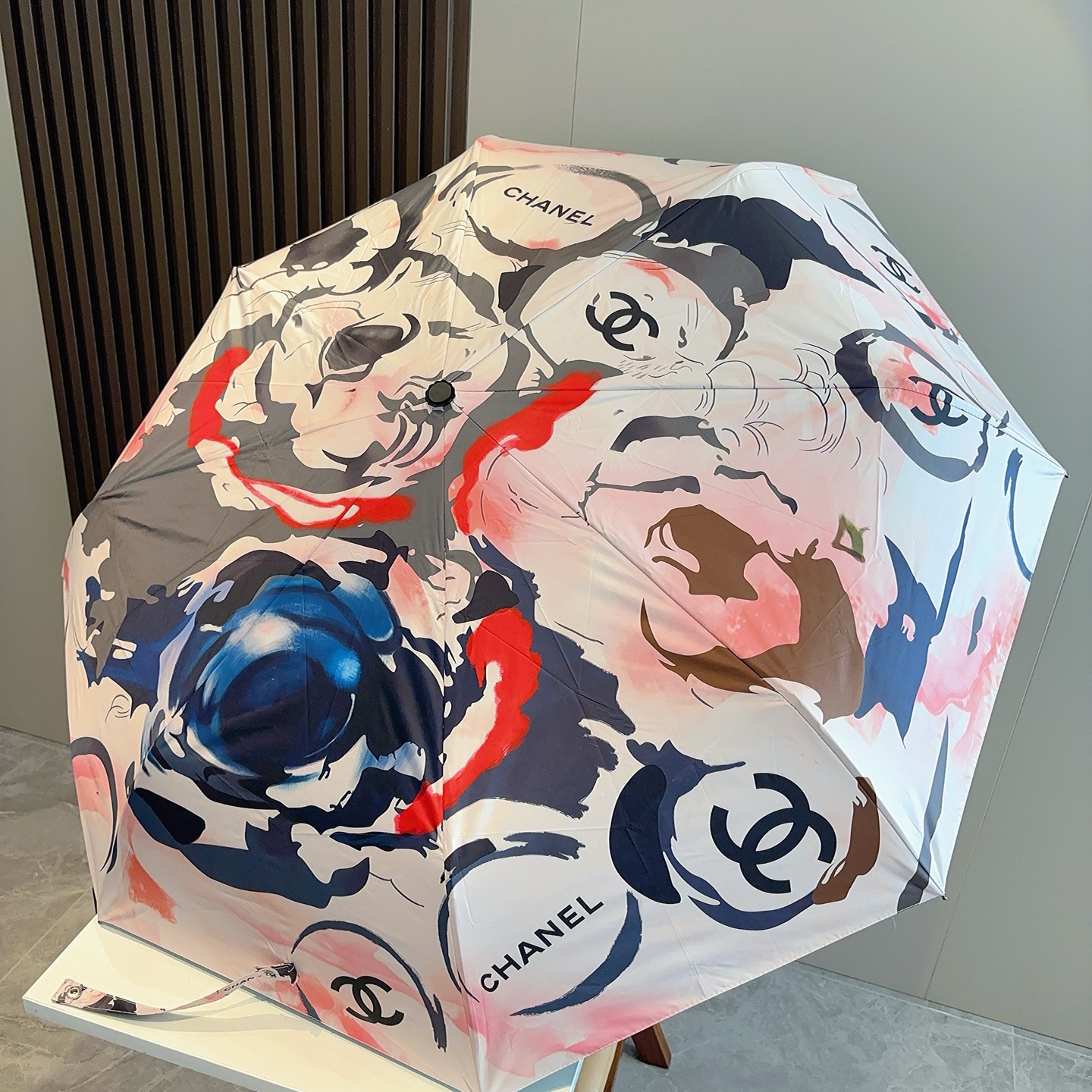 CHANEL（香奈儿）三折自动折叠晴雨伞 集合香奈儿灵魂LOGO为一体的设计风格高雅奢华 带在身上带来独