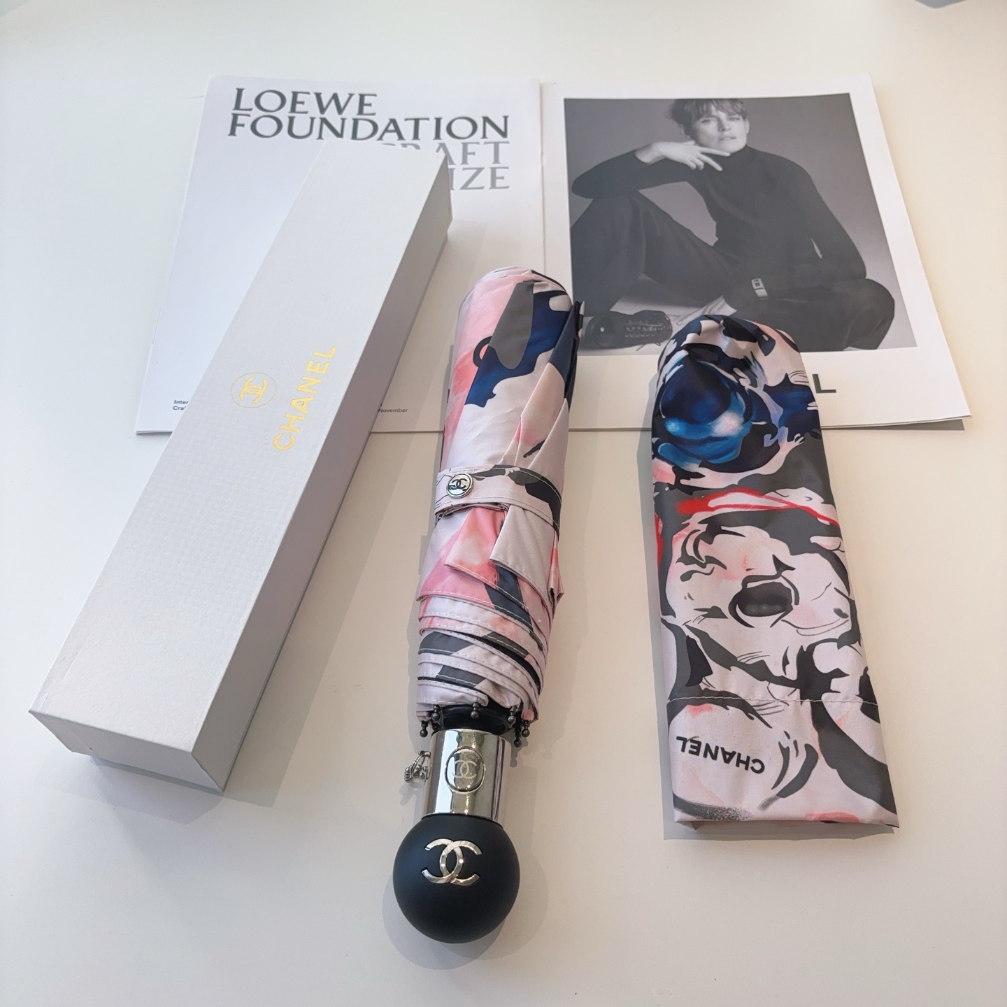 CHANEL（香奈儿）三折自动折叠晴雨伞 集合香奈儿灵魂LOGO为一体的设计风格高雅奢华 带在身上带来独