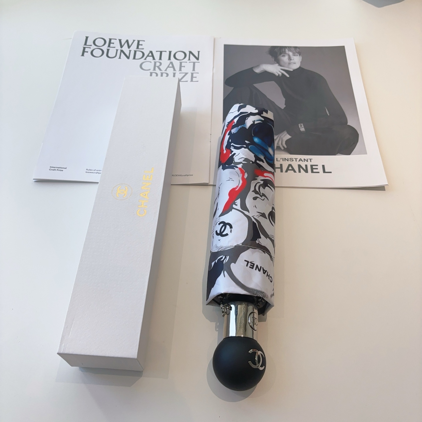 CHANEL（香奈儿）三折自动折叠晴雨伞 集合香奈儿灵魂LOGO为一体的设计风格高雅奢华 带在身上带来独