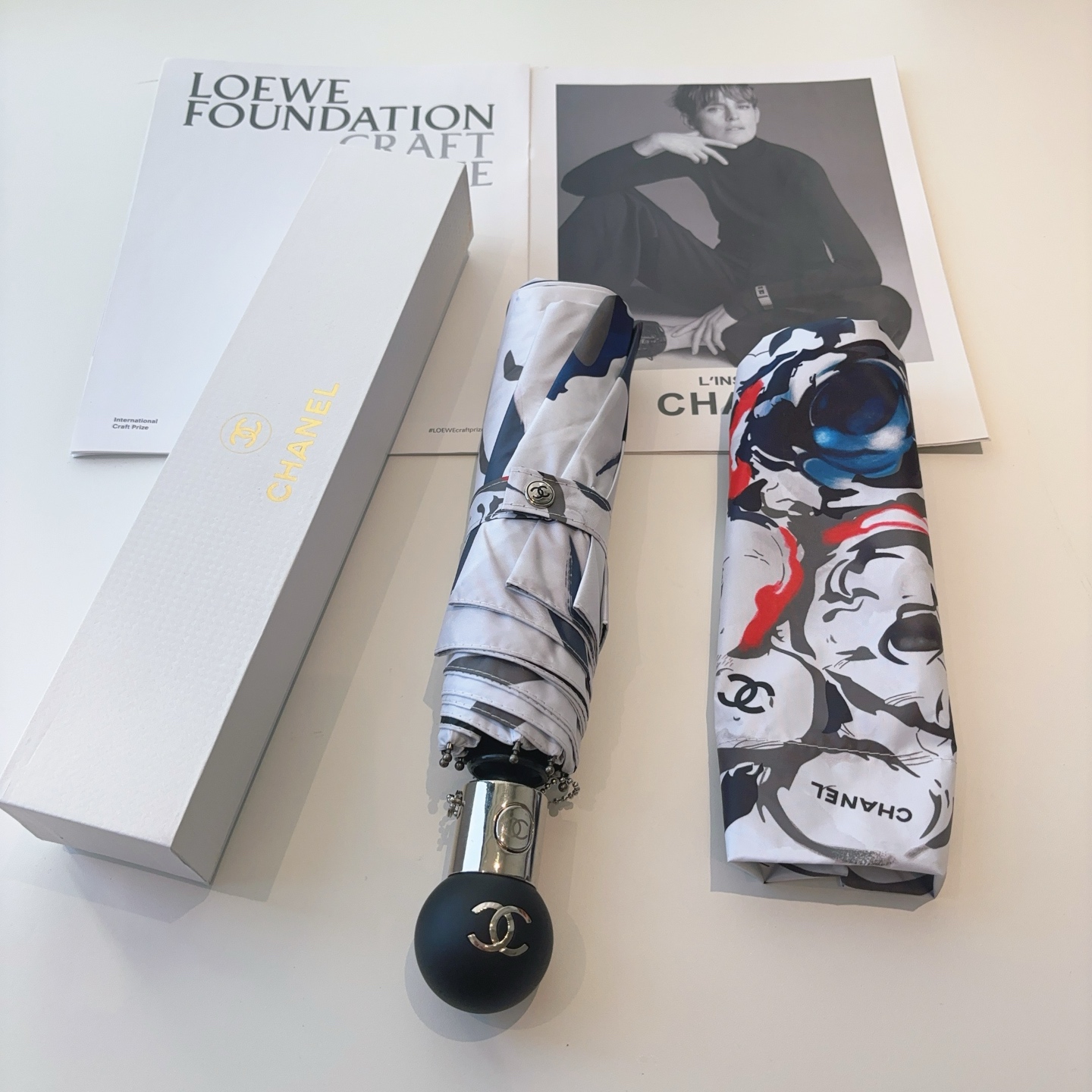 CHANEL（香奈儿）三折自动折叠晴雨伞 集合香奈儿灵魂LOGO为一体的设计风格高雅奢华 带在身上带来独