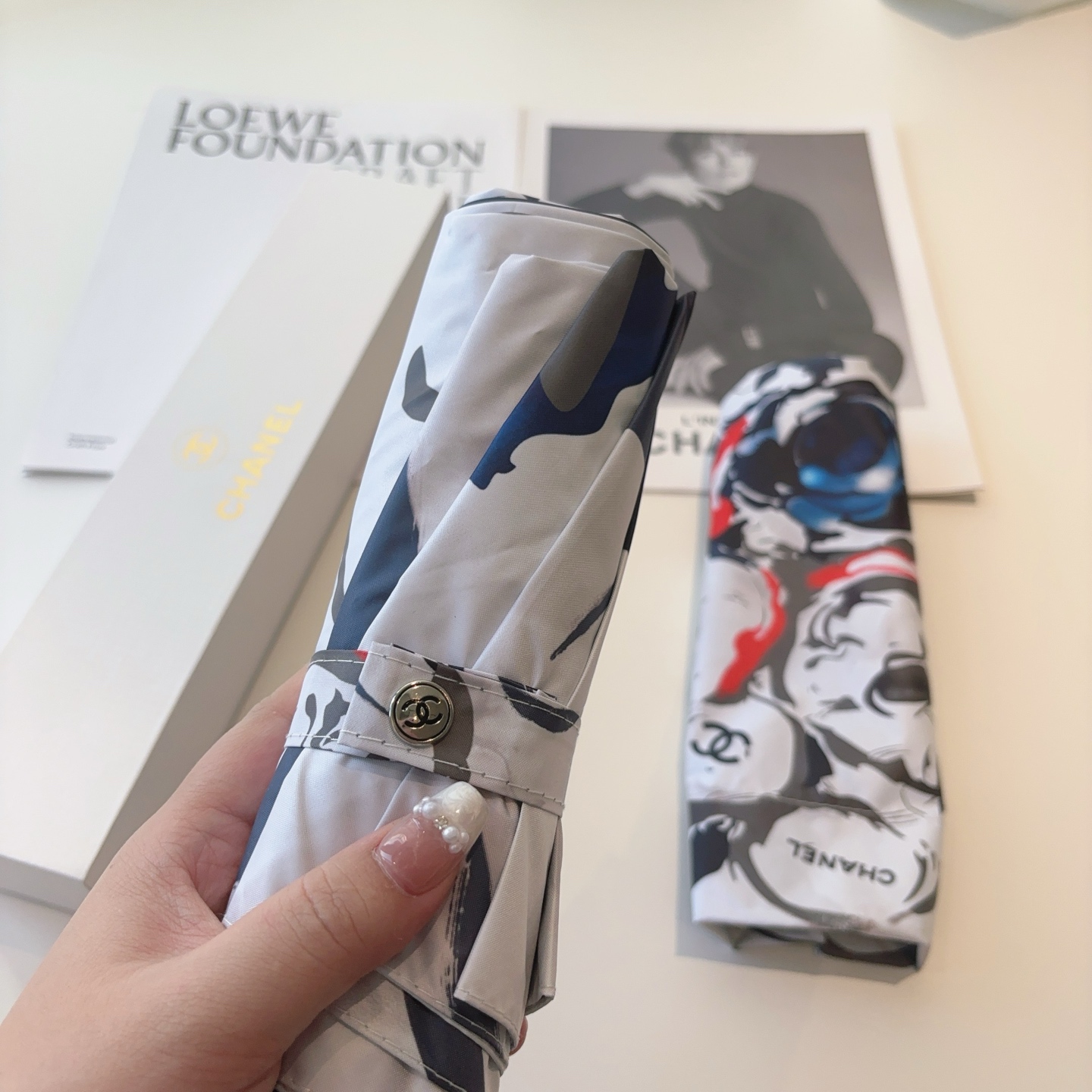 CHANEL（香奈儿）三折自动折叠晴雨伞 集合香奈儿灵魂LOGO为一体的设计风格高雅奢华 带在身上带来独