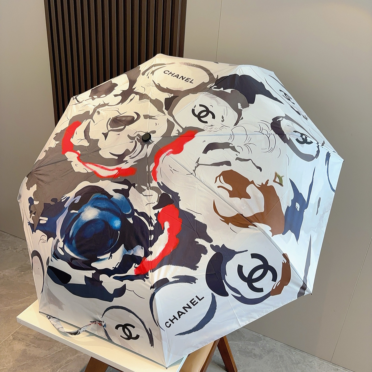 CHANEL（香奈儿）三折自动折叠晴雨伞 集合香奈儿灵魂LOGO为一体的设计风格高雅奢华 带在身上带来独