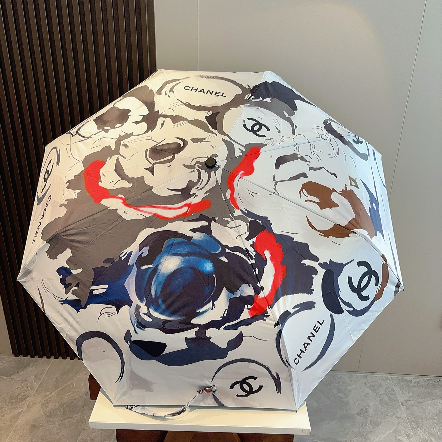 CHANEL（香奈儿）三折自动折叠晴雨伞 集合香奈儿灵魂LOGO为一体的设计风格高雅奢华 带在身上带来独