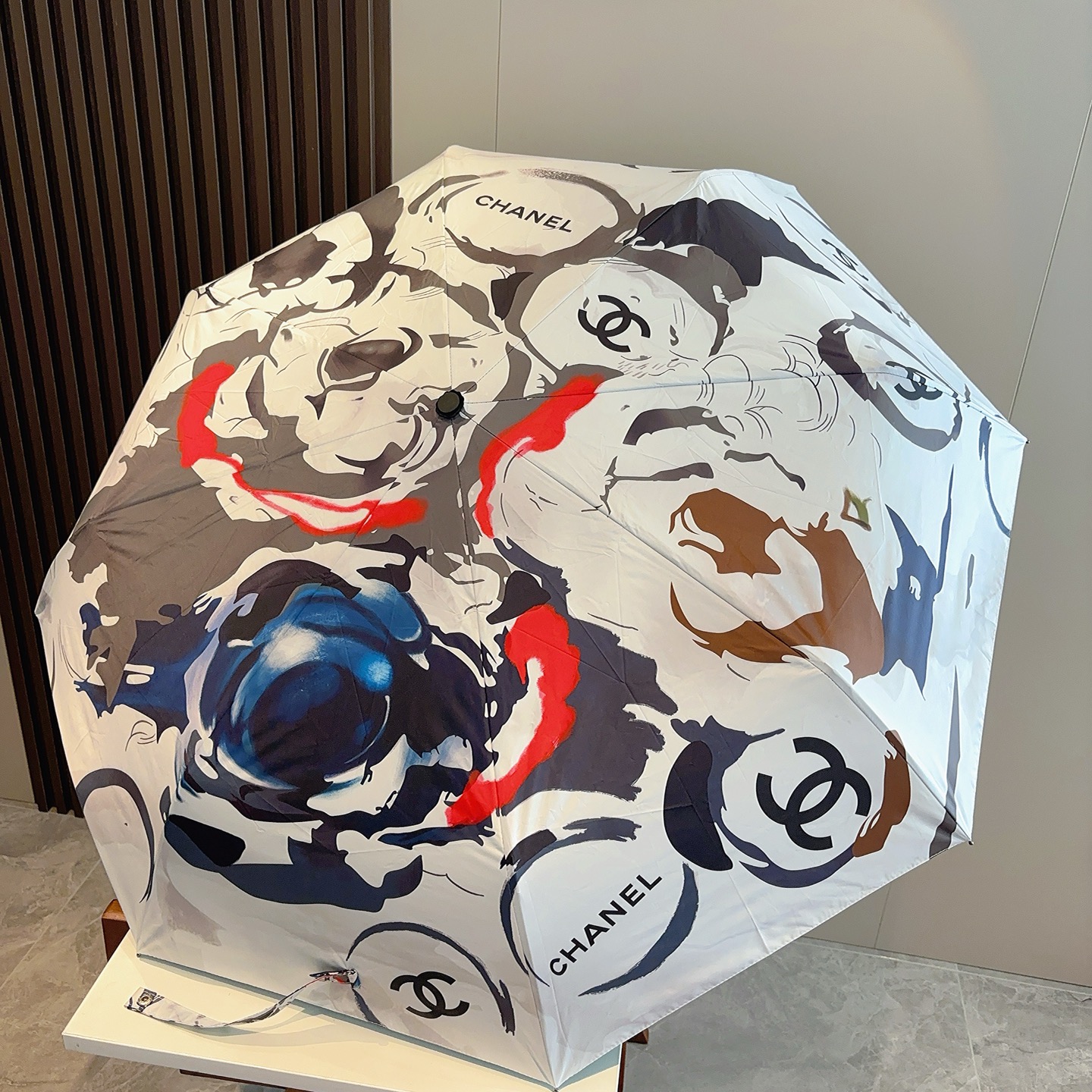 CHANEL（香奈儿）三折自动折叠晴雨伞 集合香奈儿灵魂LOGO为一体的设计风格高雅奢华 带在身上带来独