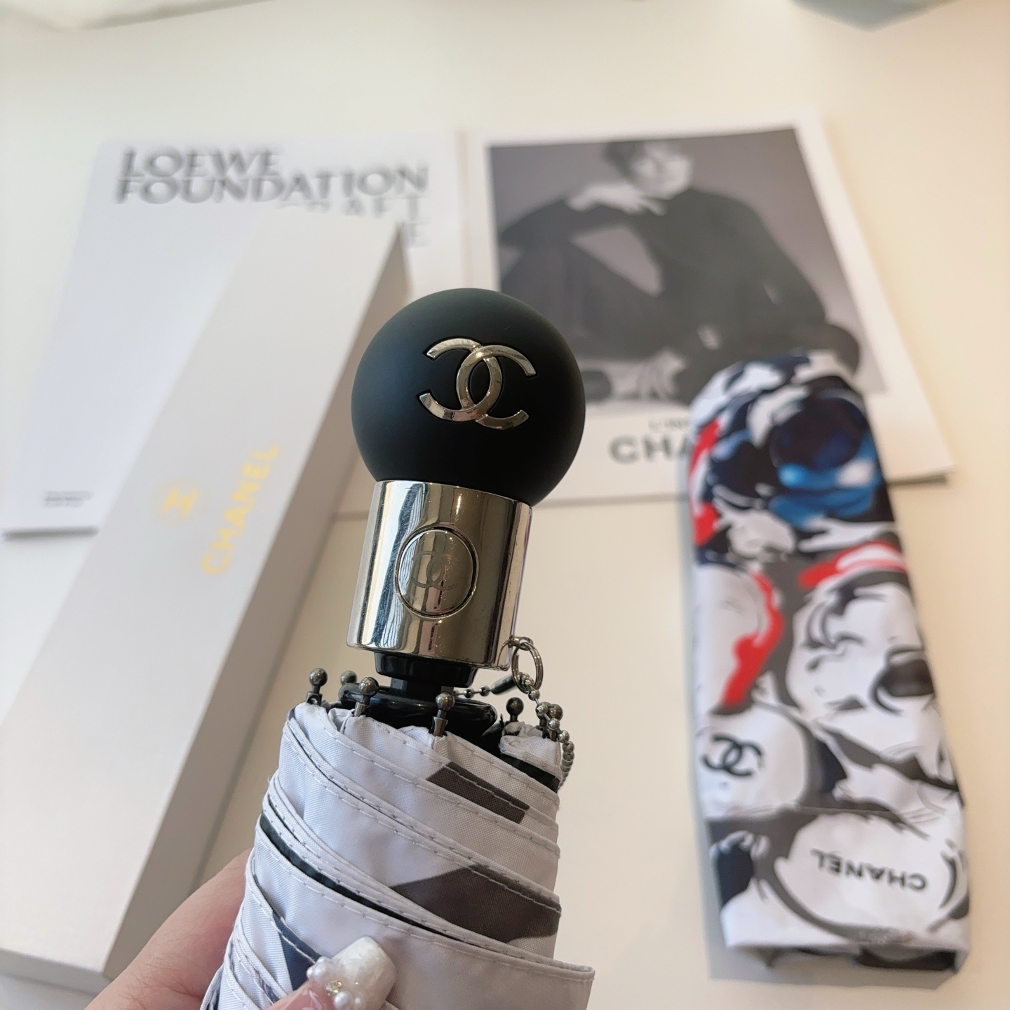 CHANEL（香奈儿）三折自动折叠晴雨伞 集合香奈儿灵魂LOGO为一体的设计风格高雅奢华 带在身上带来独