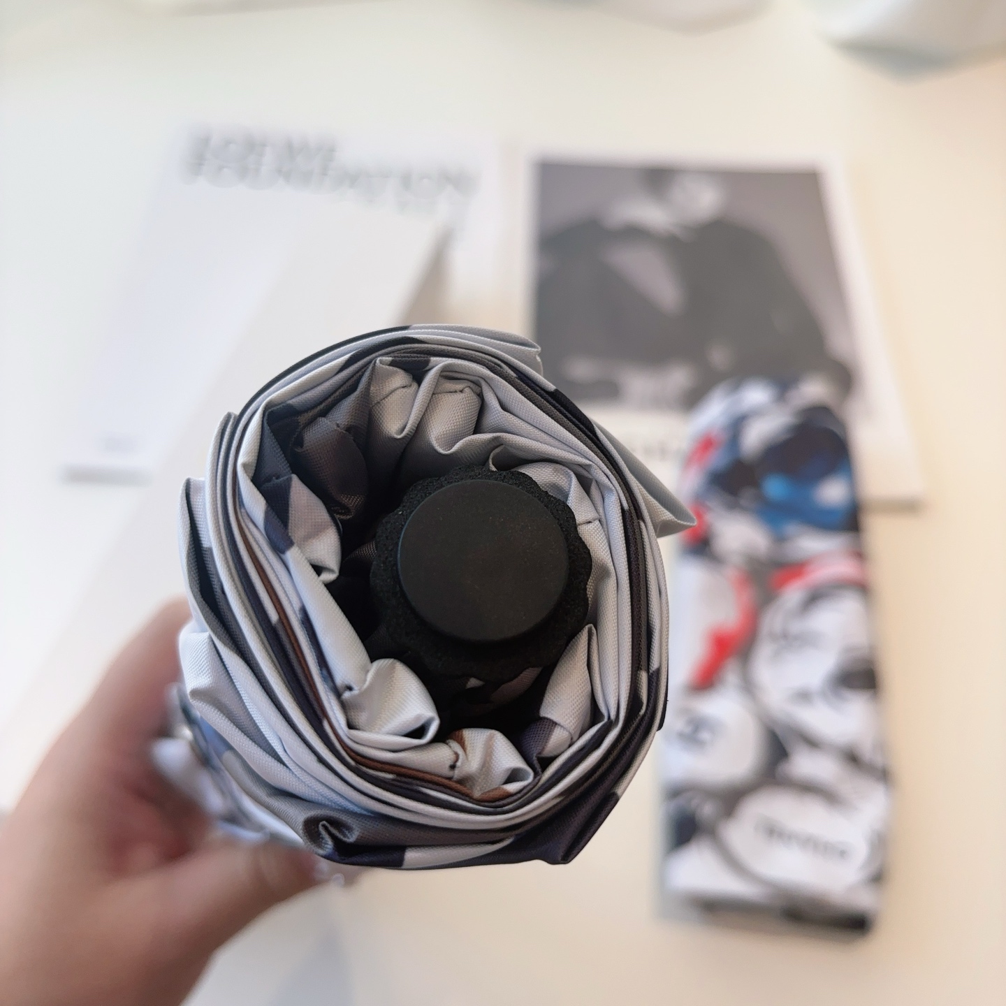 CHANEL（香奈儿）三折自动折叠晴雨伞 集合香奈儿灵魂LOGO为一体的设计风格高雅奢华 带在身上带来独