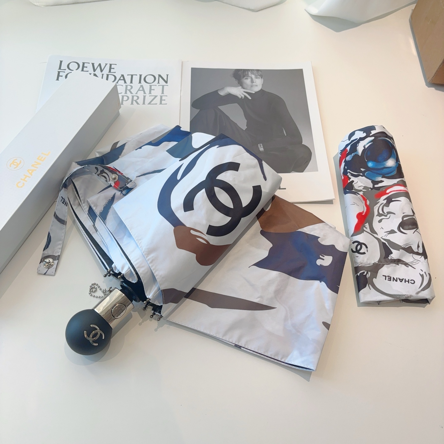 CHANEL（香奈儿）三折自动折叠晴雨伞 集合香奈儿灵魂LOGO为一体的设计风格高雅奢华 带在身上带来独