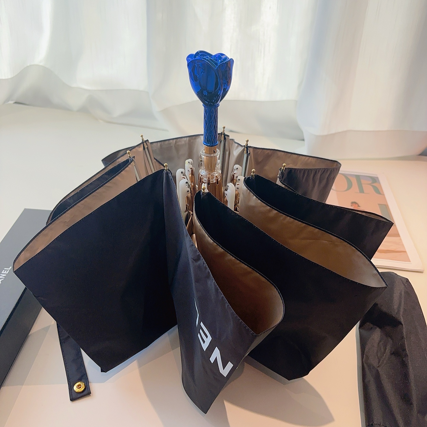 CHANEL（香奈儿） 新款玫瑰花头柄三折手开折叠晴雨伞 选用台湾进口UV防紫外线伞布 原单代工级品质.