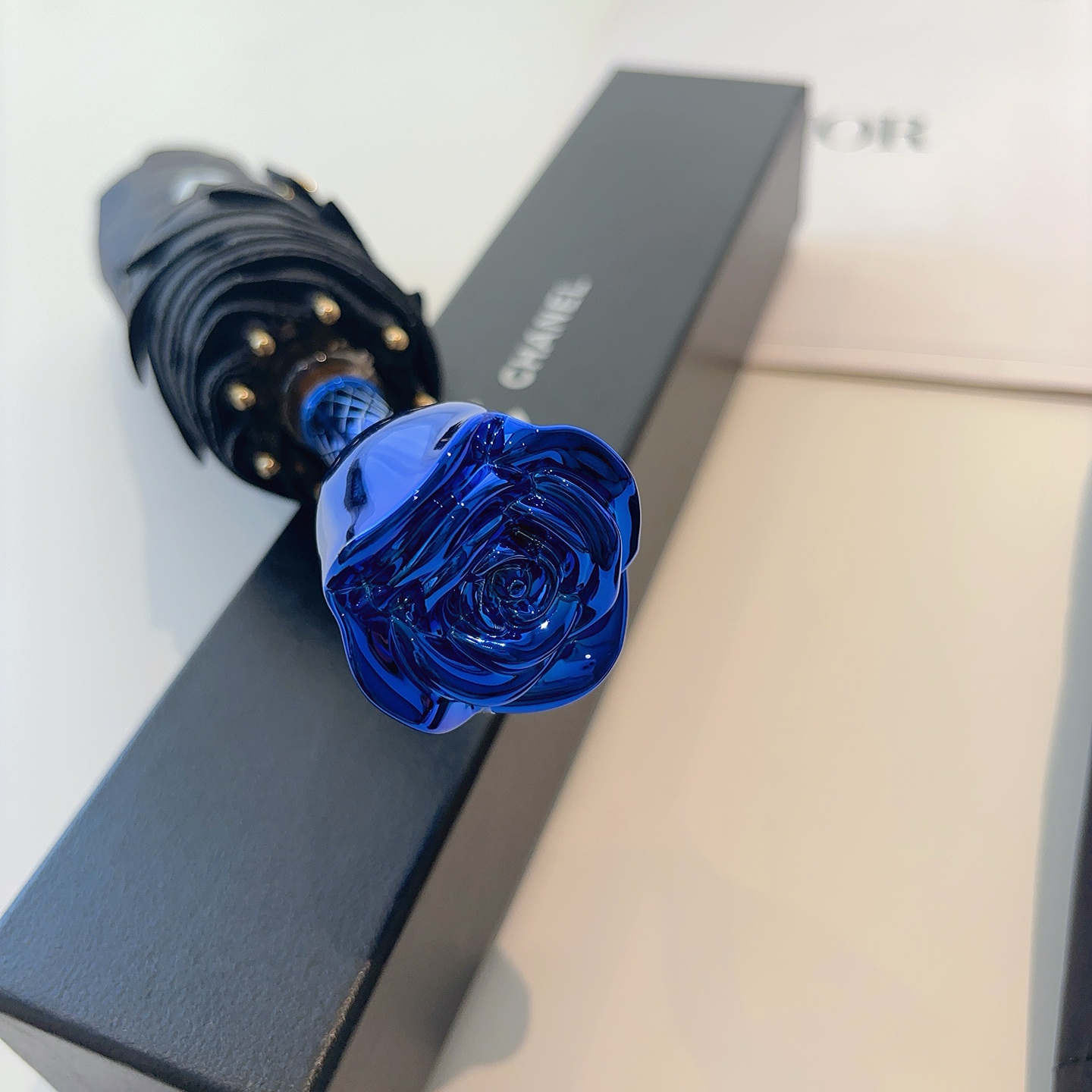 CHANEL（香奈儿） 新款玫瑰花头柄三折手开折叠晴雨伞 选用台湾进口UV防紫外线伞布 原单代工级品质.