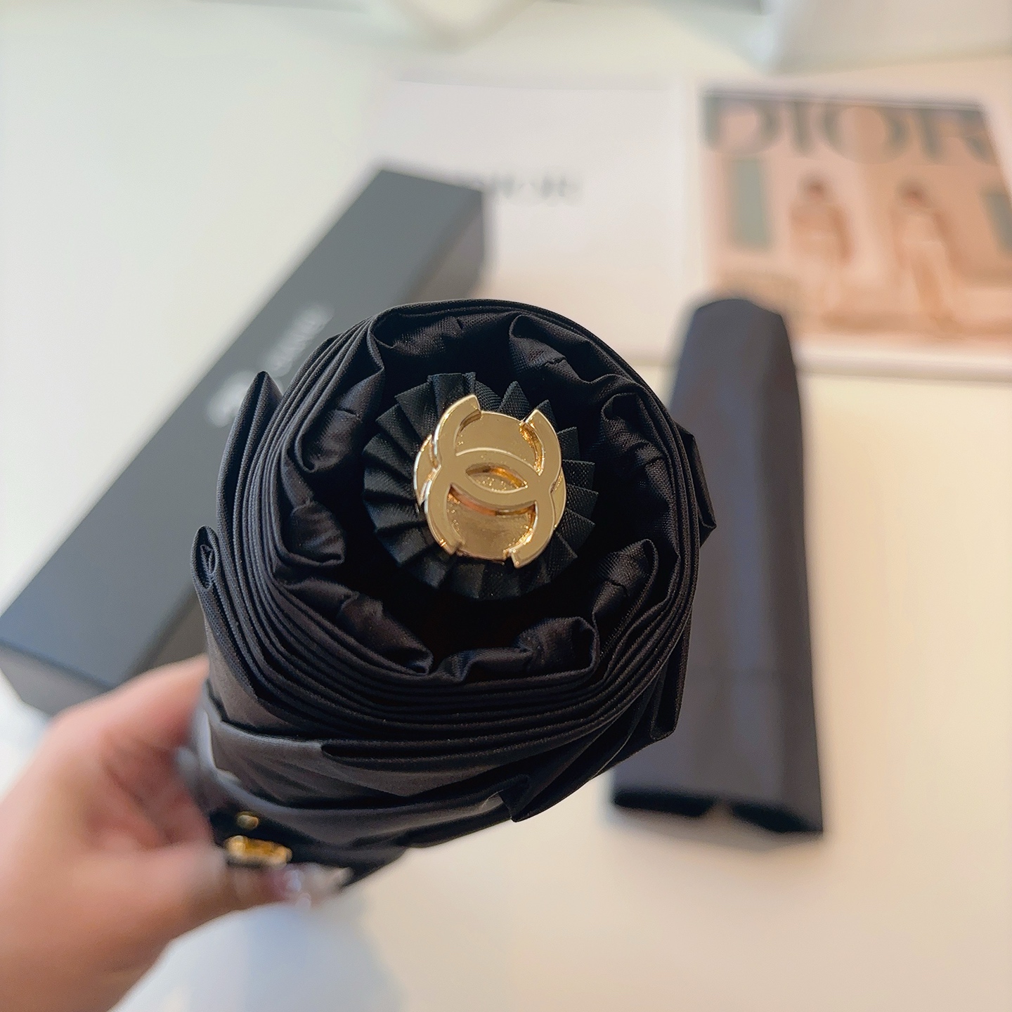 CHANEL（香奈儿） 新款玫瑰花头柄三折手开折叠晴雨伞 选用台湾进口UV防紫外线伞布 原单代工级品质.