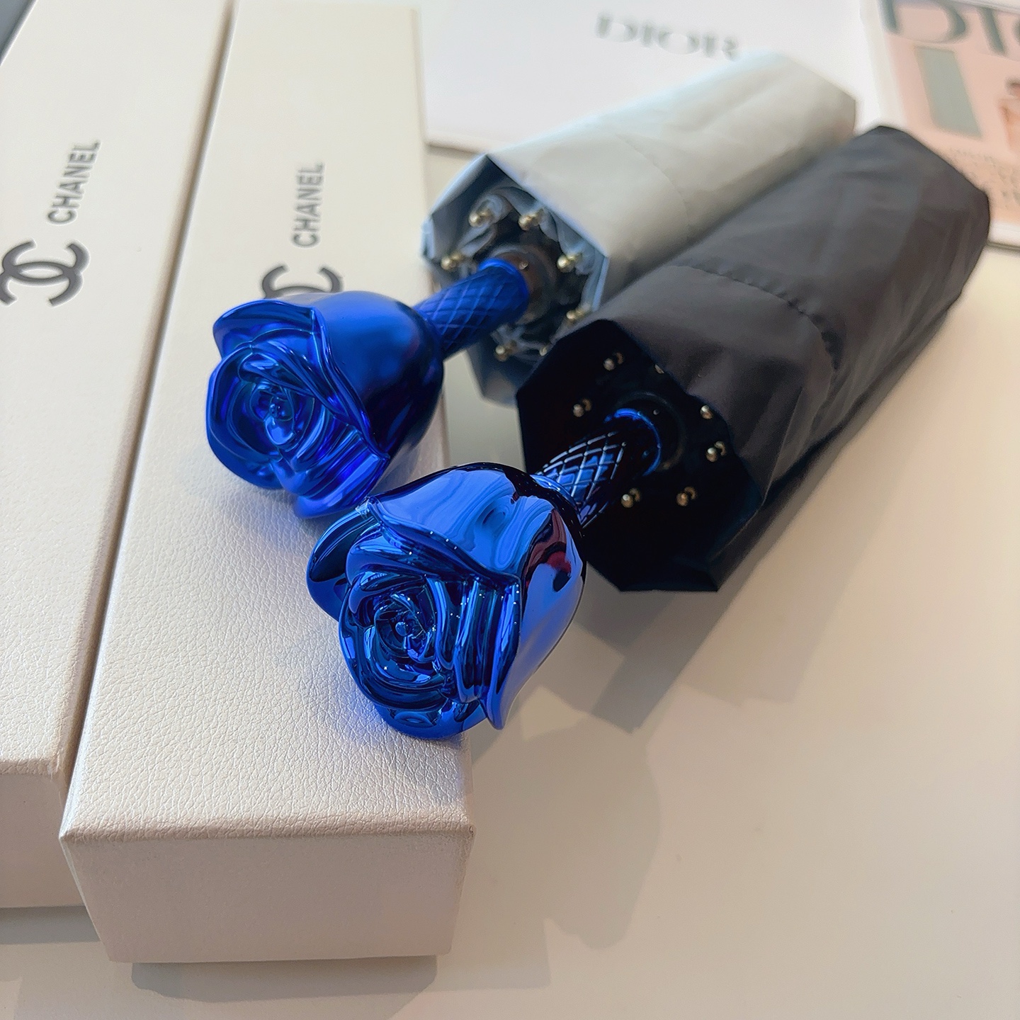 CHANEL（香奈儿） 新款玫瑰花头柄三折手开折叠晴雨伞 选用台湾进口UV防紫外线伞布 原单代工级品质.