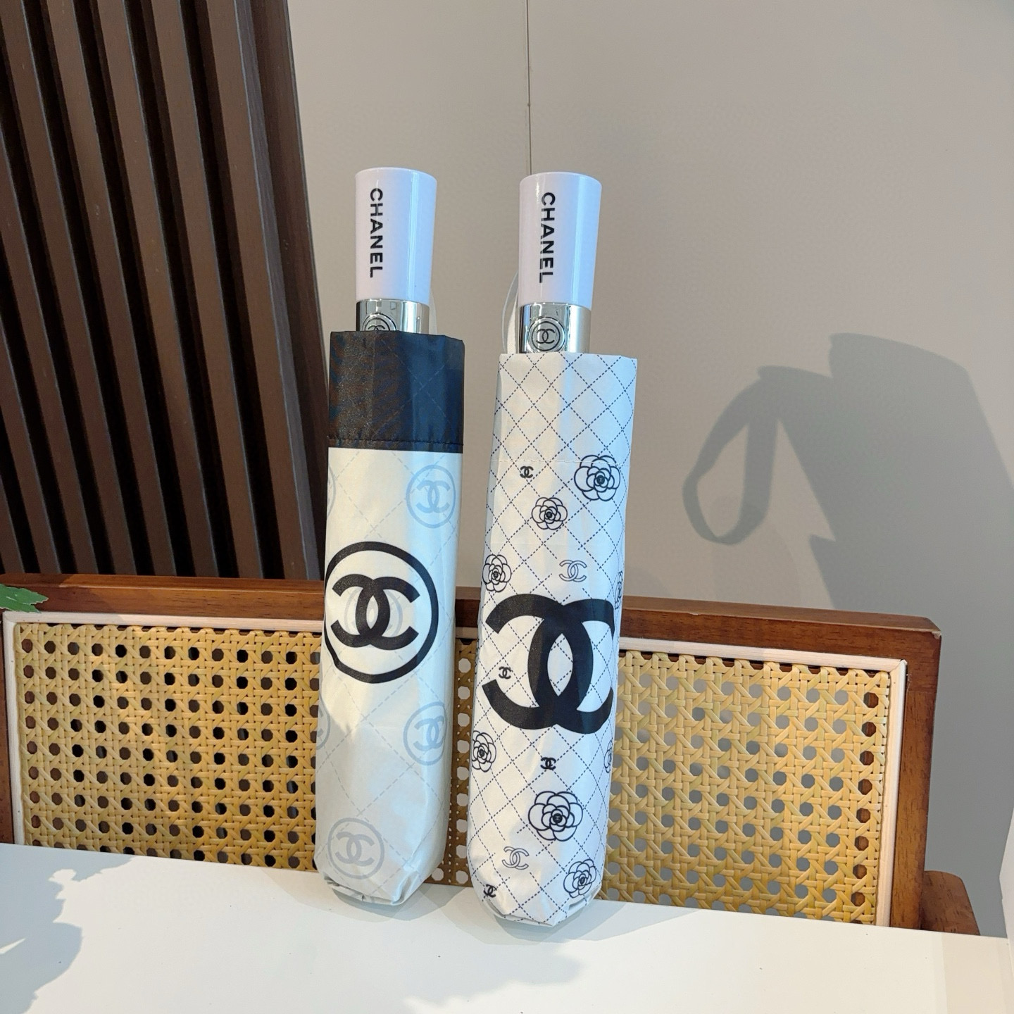  CHANEL（香奈儿）三折自动折叠晴雨伞 集合香奈儿灵魂LOGO为一体的设计风格高雅奢华 带在身上带来