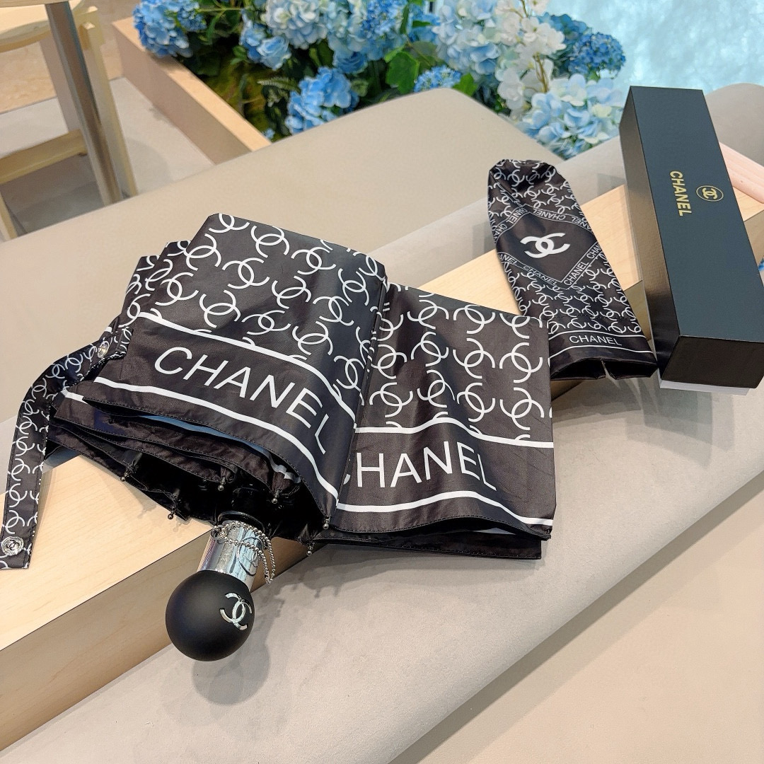  CHANEL（香奈儿）三折自动折叠晴雨伞 集合香奈儿灵魂LOGO为一体的设计风格高雅奢华 带在身上带来