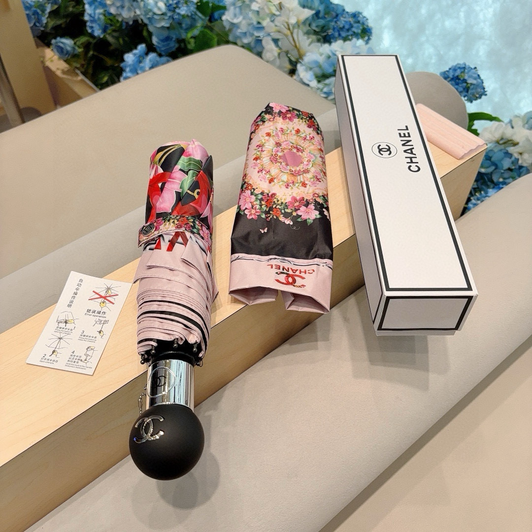  CHANEL（香奈儿）三折自动折叠晴雨伞 集合香奈儿灵魂LOGO为一体的设计风格高雅奢华 带在身上带来