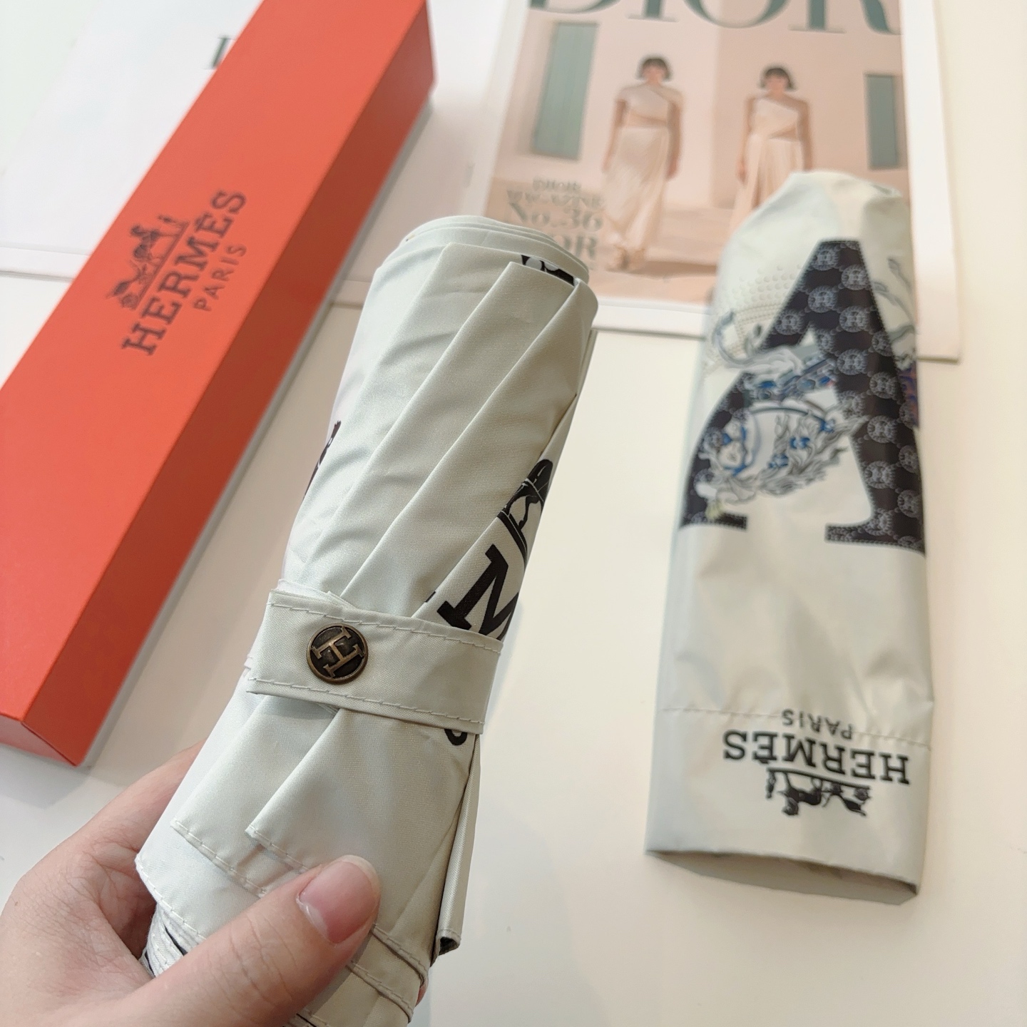 爱马仕（Hermès）   新款 极品H家三折自动伞重磅呈现 以其精湛的工艺技术和源源不断的想像力 新涂