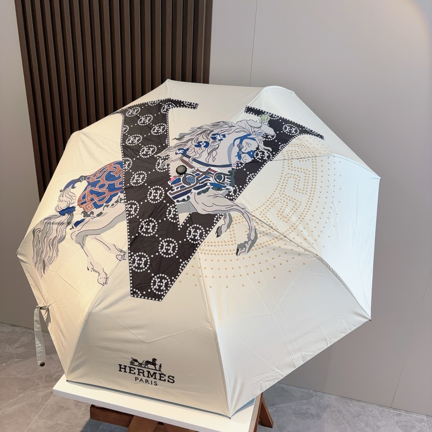 爱马仕（Hermès）   新款 极品H家三折自动伞重磅呈现 以其精湛的工艺技术和源源不断的想像力 新涂