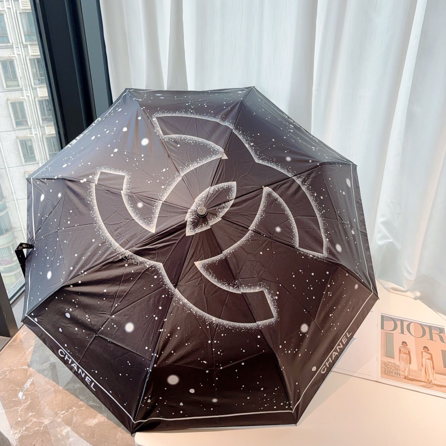  CHANEL（香奈儿）三折自动折叠晴雨伞 集合香奈儿灵魂LOGO为一体的设计风格高雅奢华 带在身上带来