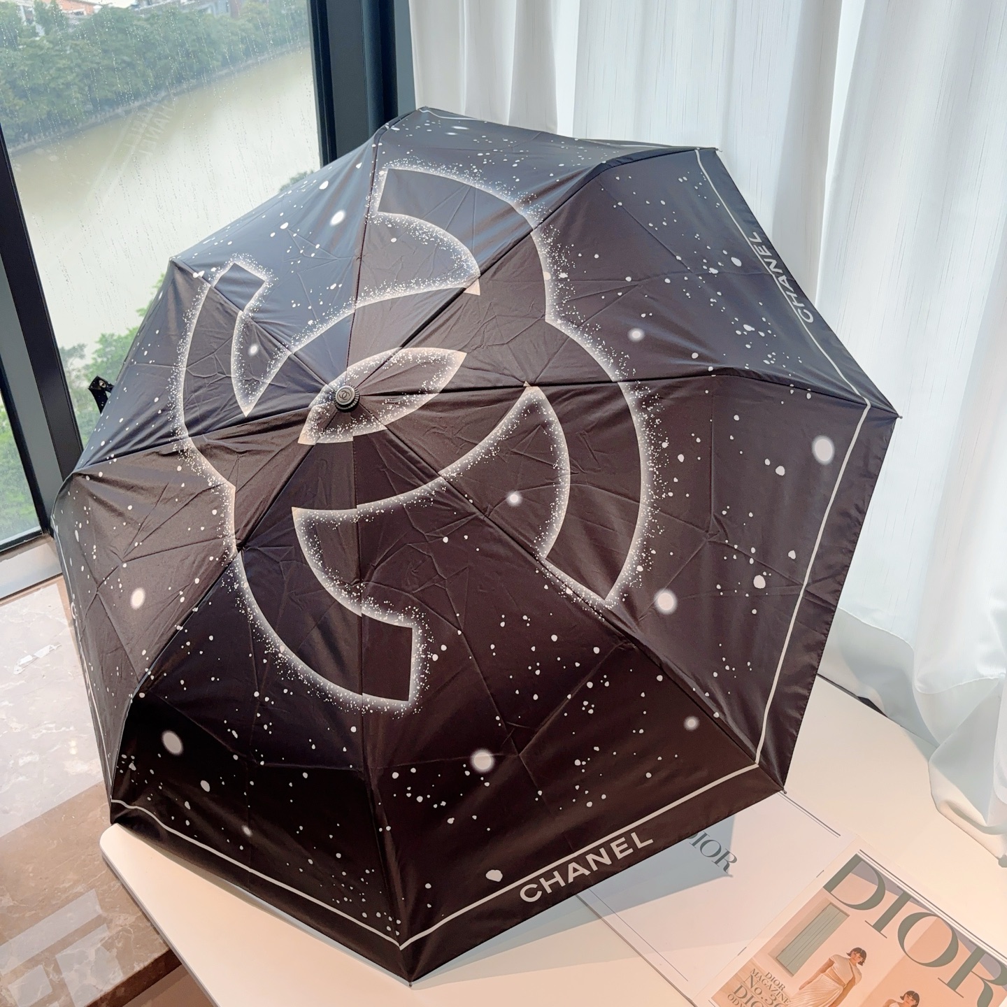  CHANEL（香奈儿）三折自动折叠晴雨伞 集合香奈儿灵魂LOGO为一体的设计风格高雅奢华 带在身上带来