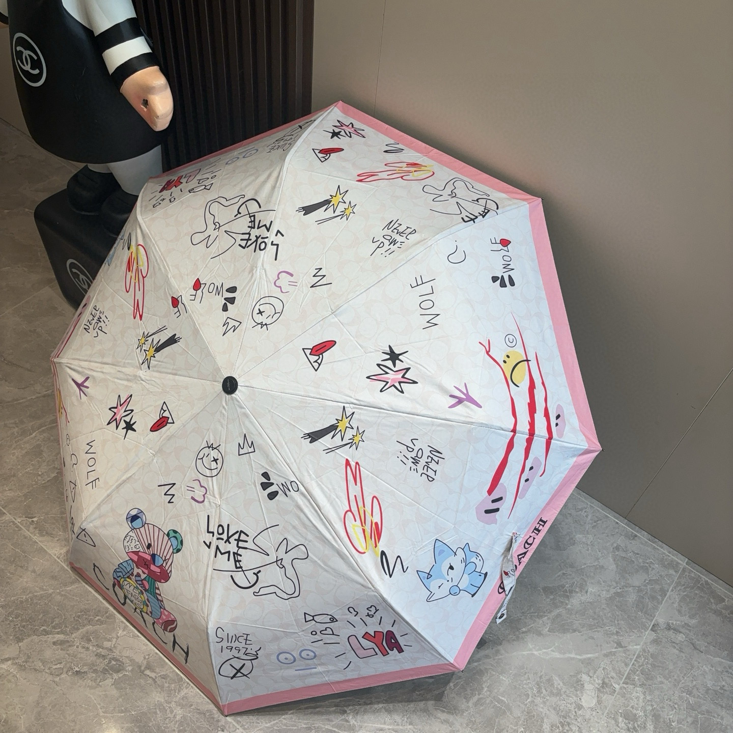 COACH（蔻驰）夏季新款 全自动折叠晴雨伞 
黑色涂层防晒有效阻隔紫外线99%，U价🉐F>50 
所以