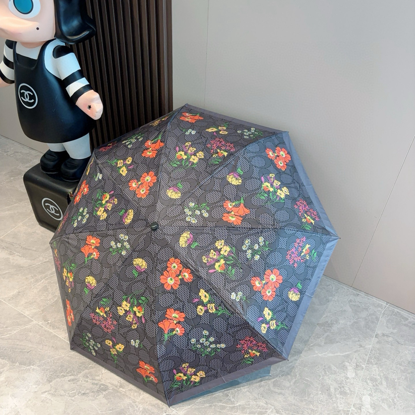COACH（蔻驰）夏季新款 全自动折叠晴雨伞 
黑色涂层防晒有效阻隔紫外线99%，U价🉐F>50 
所以