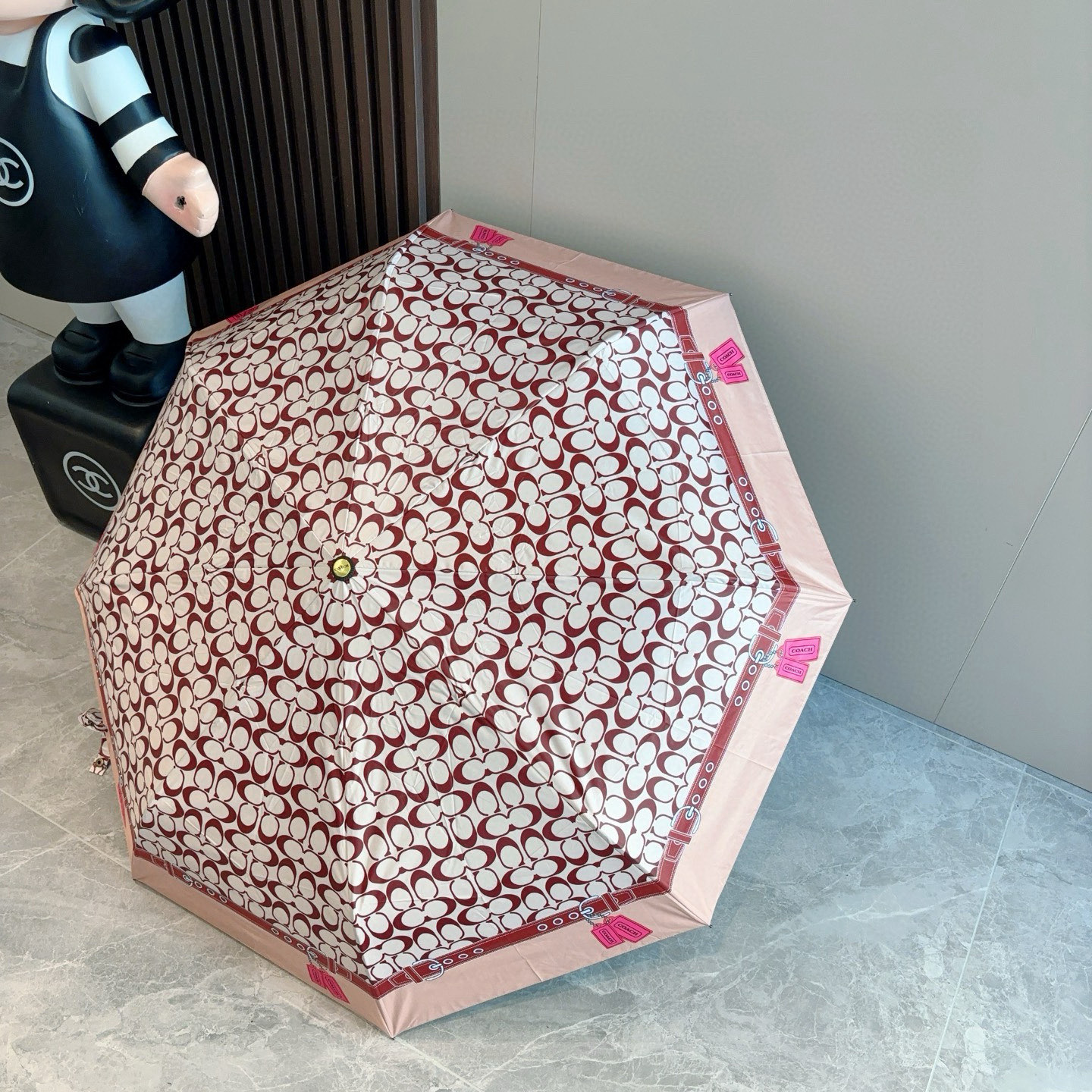 COACH（蔻驰）夏季新款 全自动折叠晴雨伞 
黑色涂层防晒有效阻隔紫外线99%，U价🉐F>50 
所以