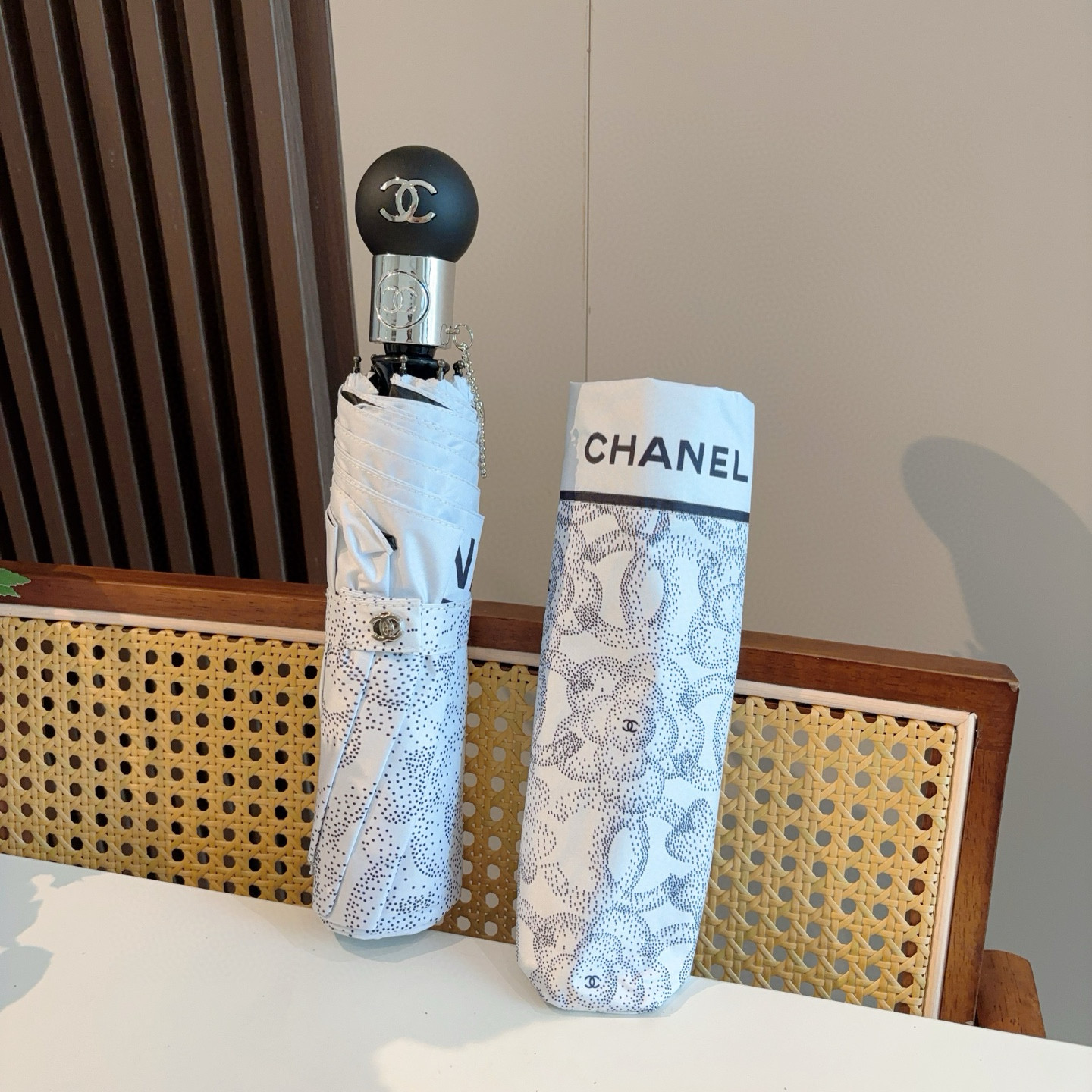  CHANEL（香奈儿）三折自动折叠晴雨伞 集合香奈儿灵魂LOGO为一体的设计风格高雅奢华 带在身上带来