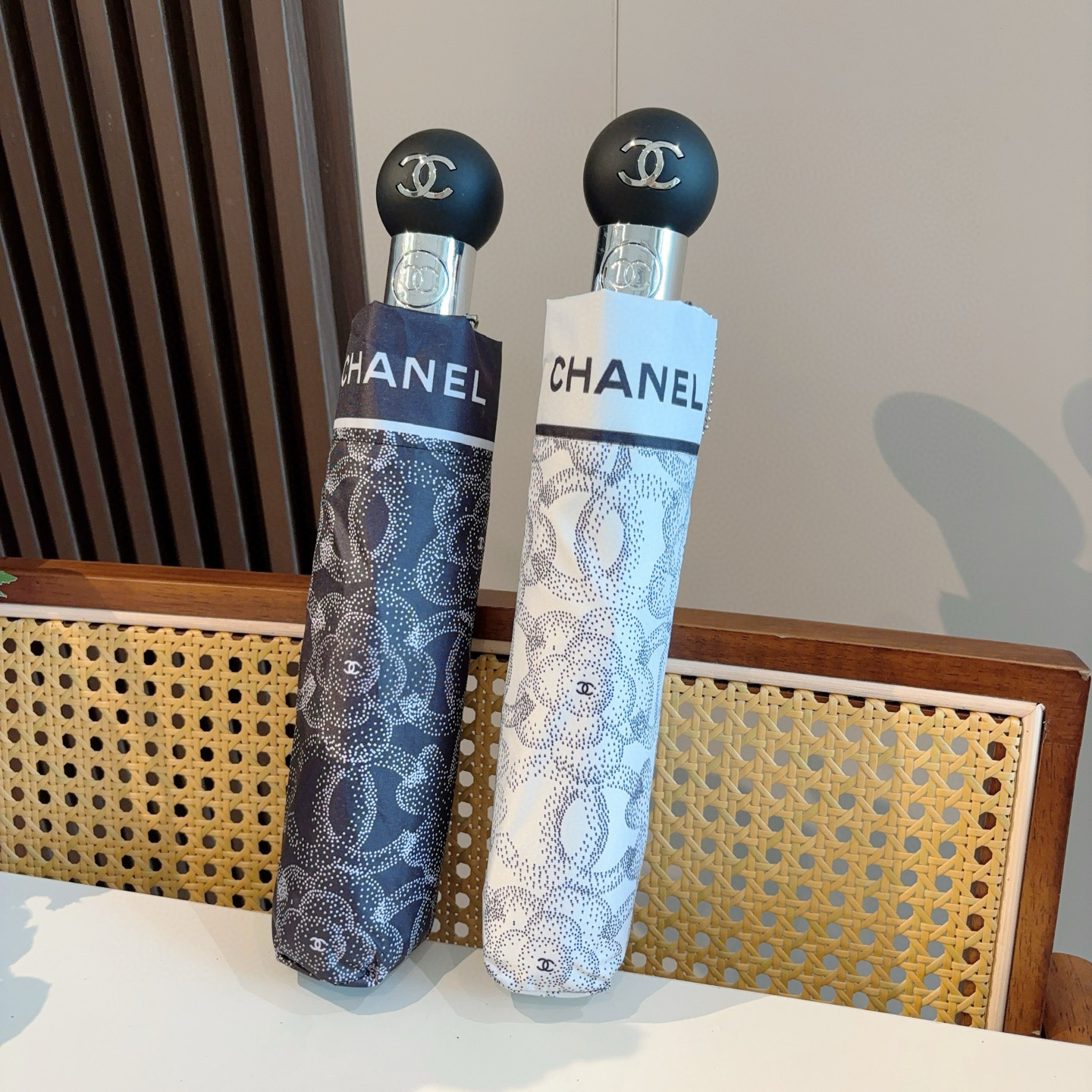  CHANEL（香奈儿）三折自动折叠晴雨伞 集合香奈儿灵魂LOGO为一体的设计风格高雅奢华 带在身上带来