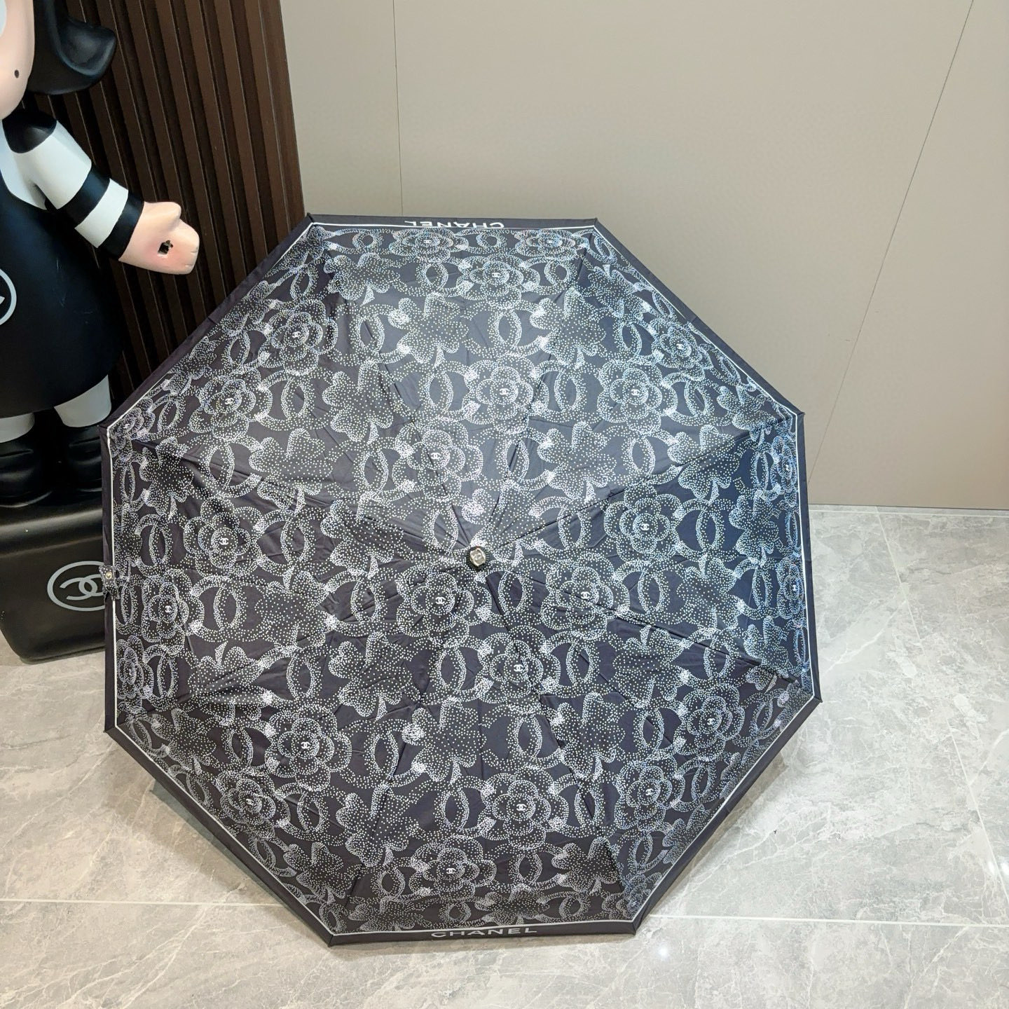  CHANEL（香奈儿）三折自动折叠晴雨伞 集合香奈儿灵魂LOGO为一体的设计风格高雅奢华 带在身上带来