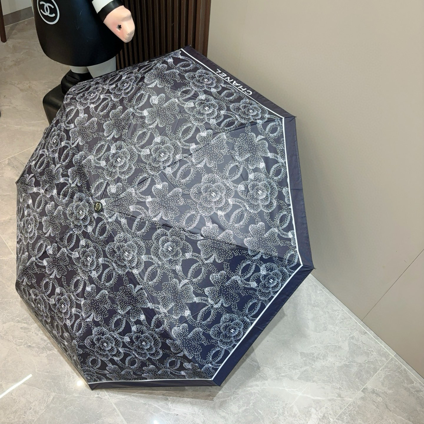 CHANEL（香奈儿）三折自动折叠晴雨伞 集合香奈儿灵魂LOGO为一体的设计风格高雅奢华 带在身上带来