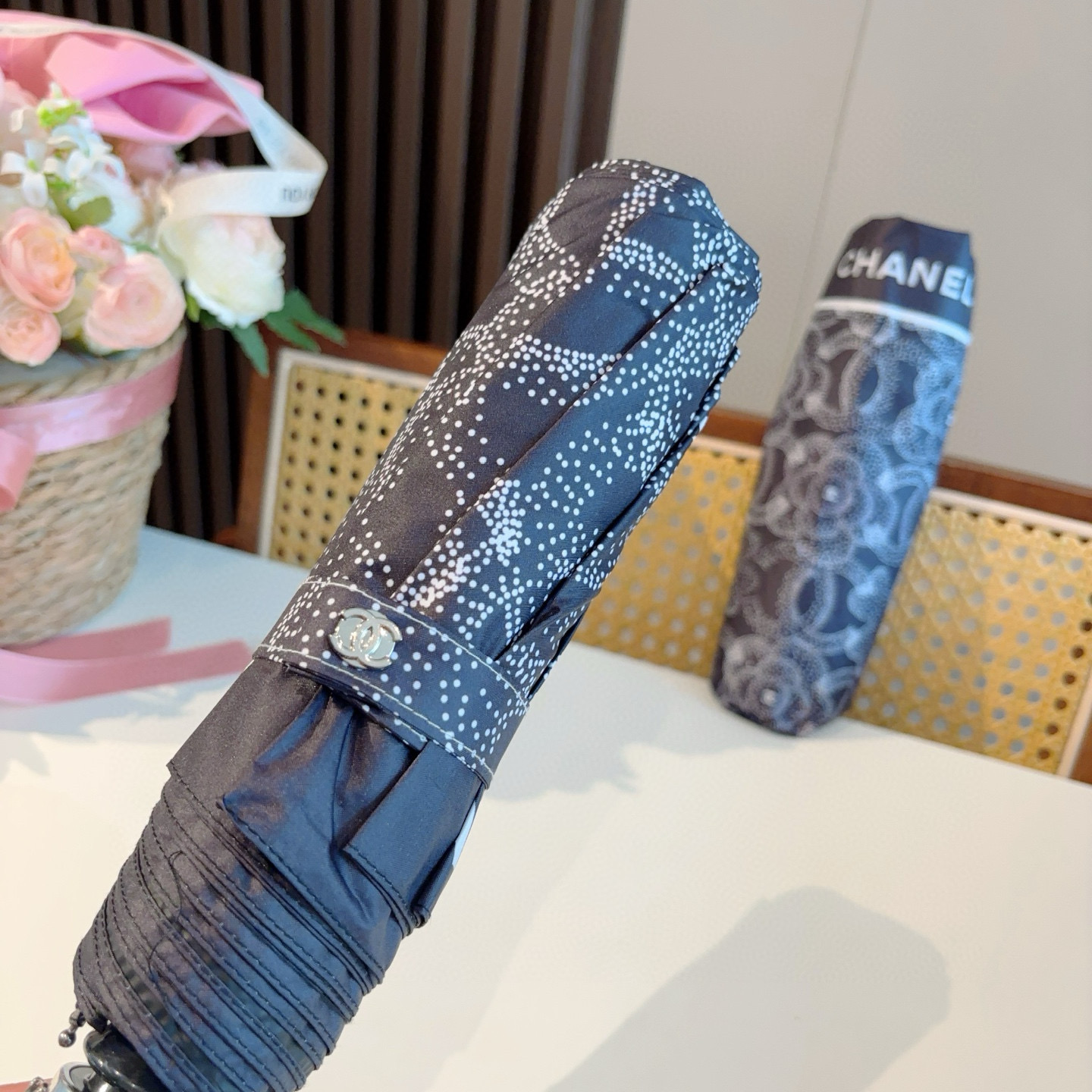  CHANEL（香奈儿）三折自动折叠晴雨伞 集合香奈儿灵魂LOGO为一体的设计风格高雅奢华 带在身上带来