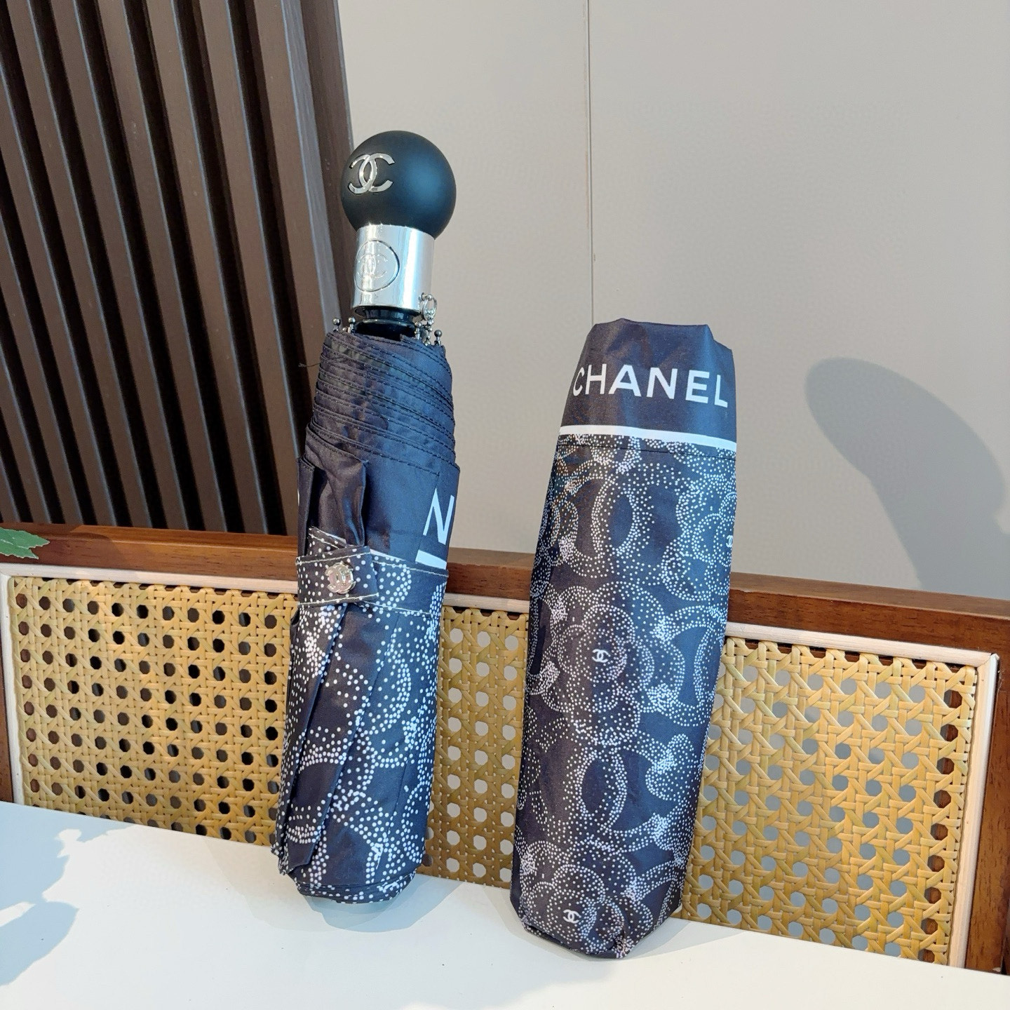  CHANEL（香奈儿）三折自动折叠晴雨伞 集合香奈儿灵魂LOGO为一体的设计风格高雅奢华 带在身上带来