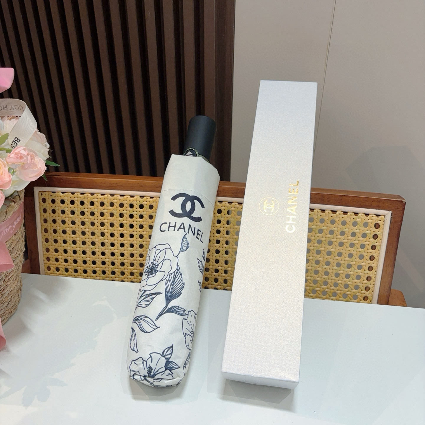 CHANEL（香奈儿）三折自动折叠晴雨伞 集合香奈儿灵魂LOGO为一体的设计风格高雅奢华 带在身上带来