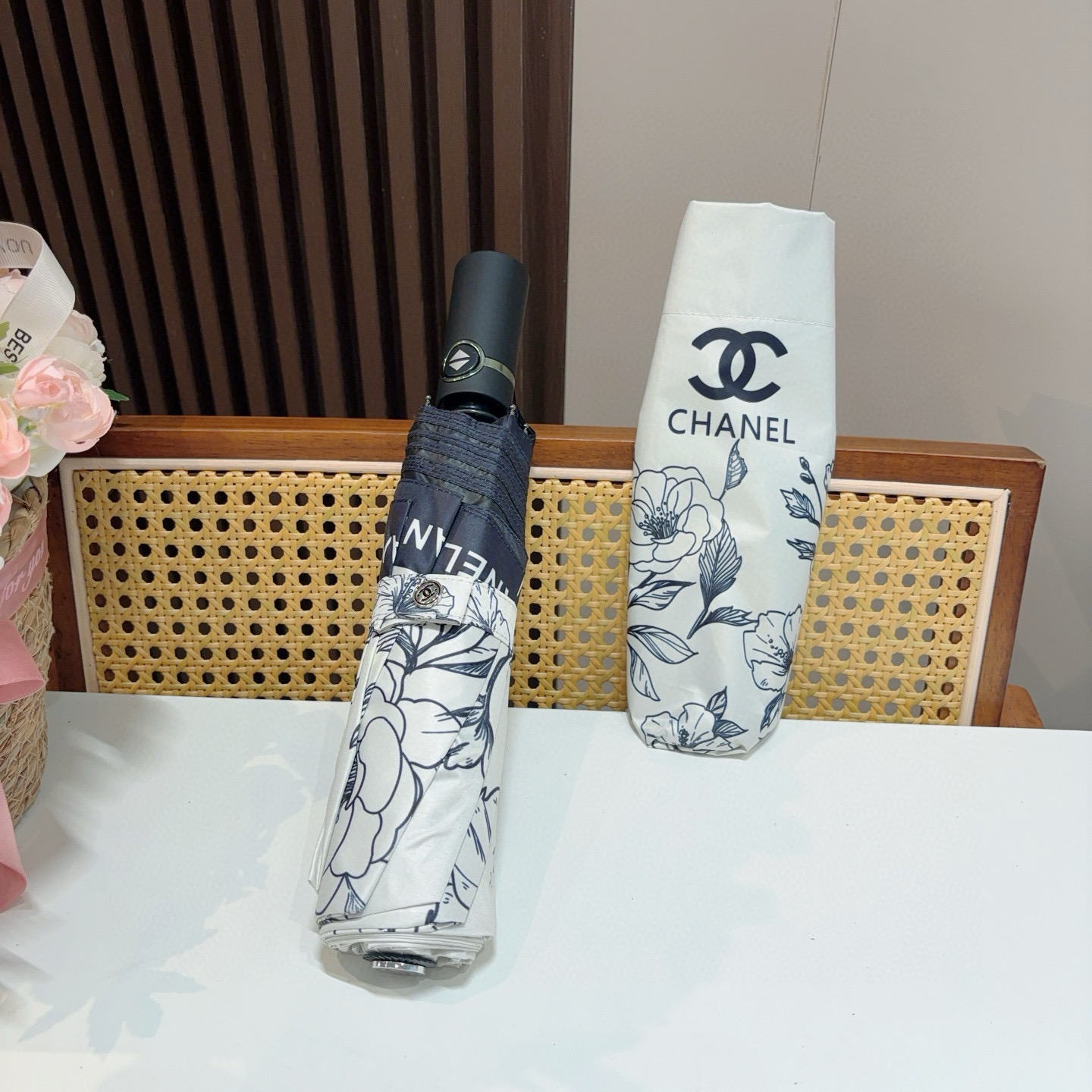  CHANEL（香奈儿）三折自动折叠晴雨伞 集合香奈儿灵魂LOGO为一体的设计风格高雅奢华 带在身上带来