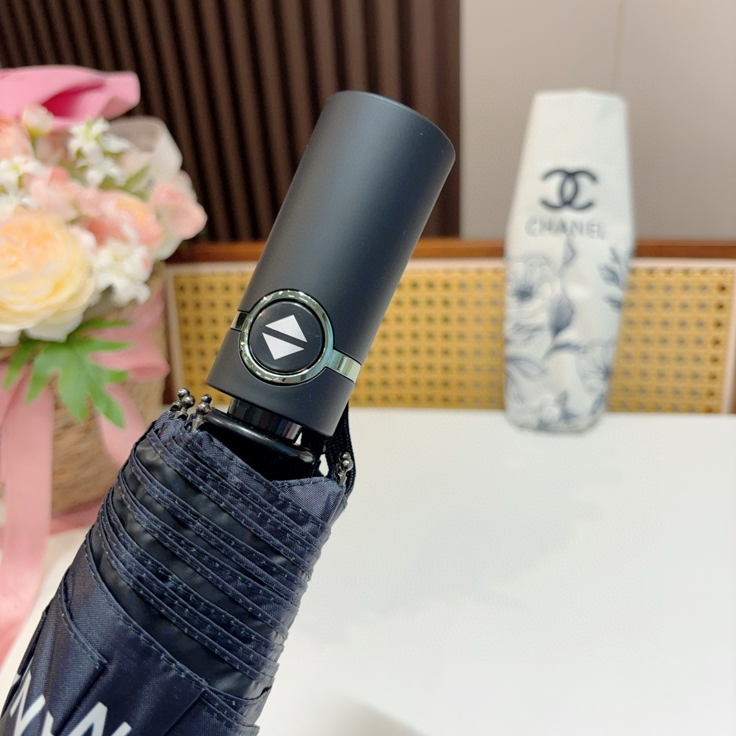  CHANEL（香奈儿）三折自动折叠晴雨伞 集合香奈儿灵魂LOGO为一体的设计风格高雅奢华 带在身上带来