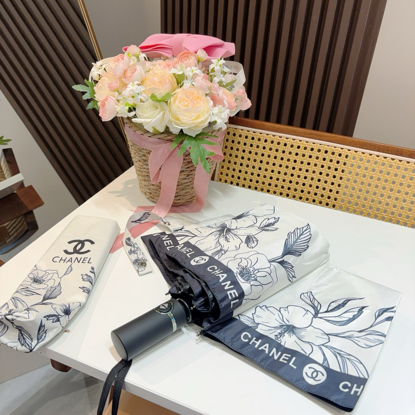  CHANEL（香奈儿）三折自动折叠晴雨伞 集合香奈儿灵魂LOGO为一体的设计风格高雅奢华 带在身上带来